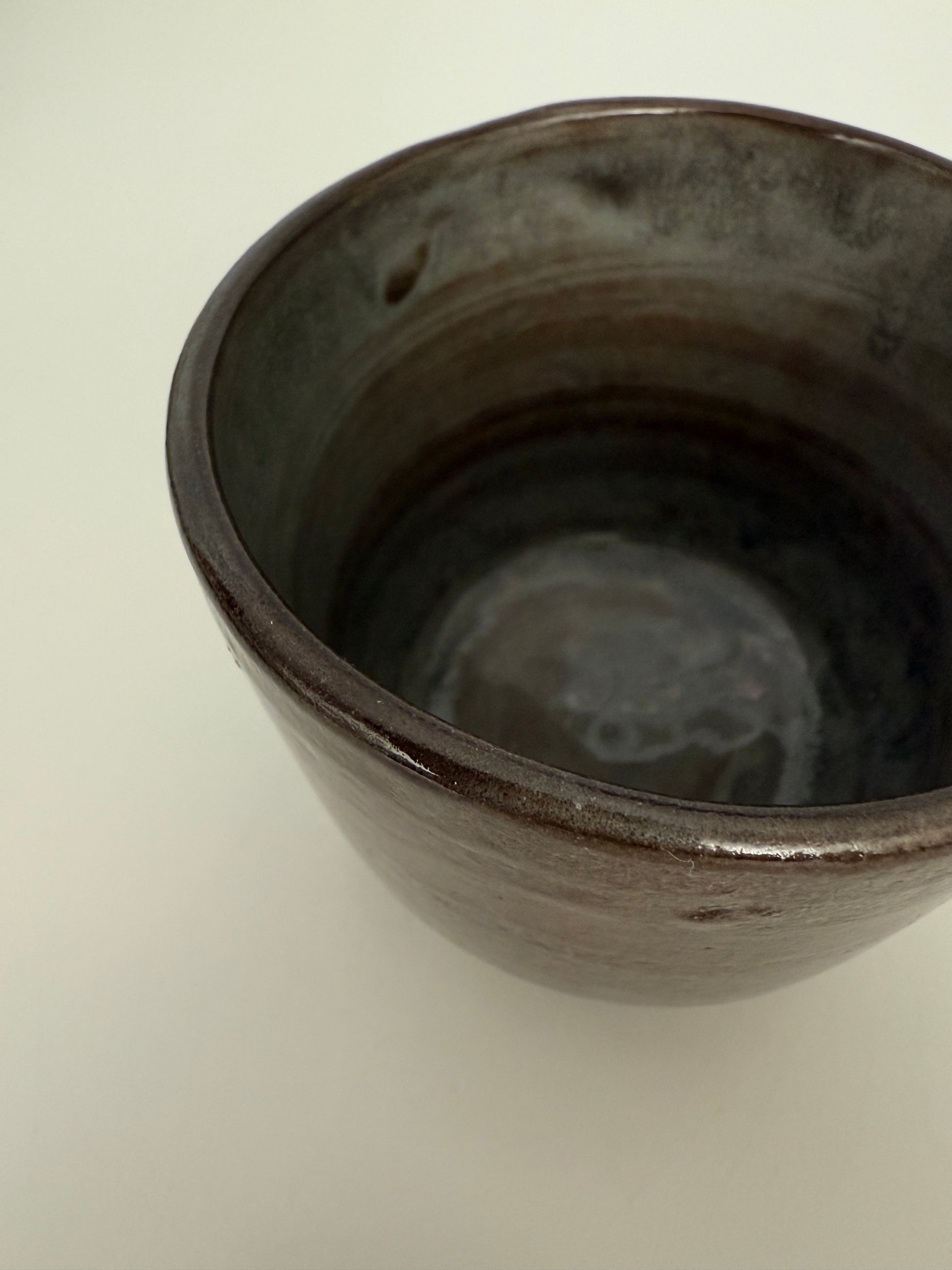 Handgemachter Becher aus schwarzbraunem Ton glasiert in Achatgrau