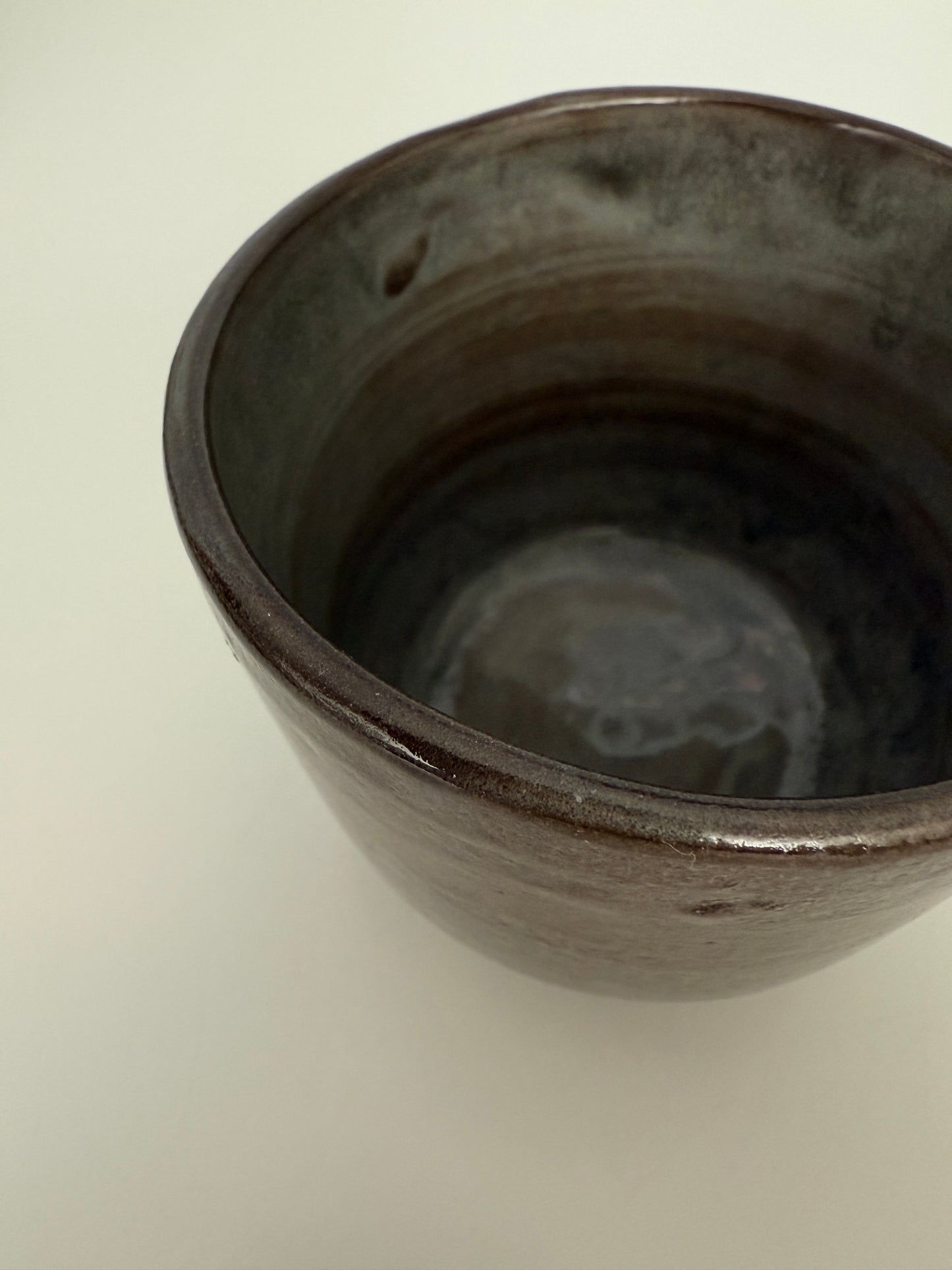 Handgemachter Becher aus schwarzbraunem Ton glasiert in Achatgrau