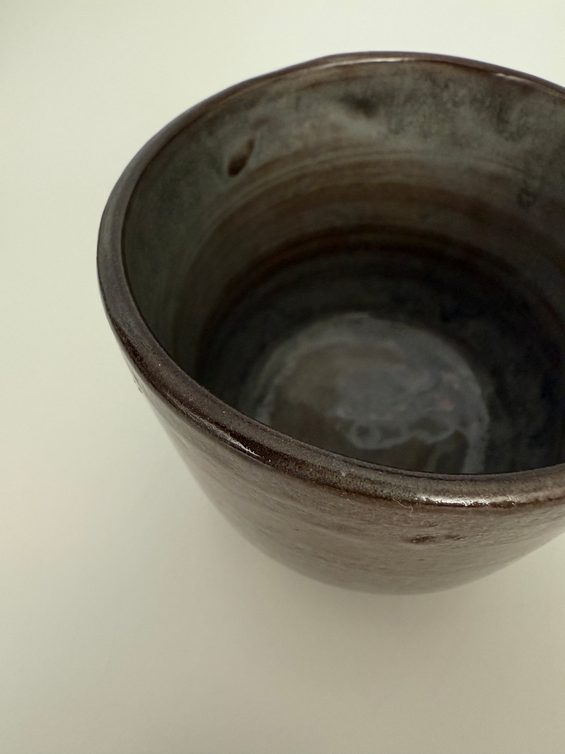 Handgemachter Becher aus schwarzbraunem Ton glasiert in Achatgrau