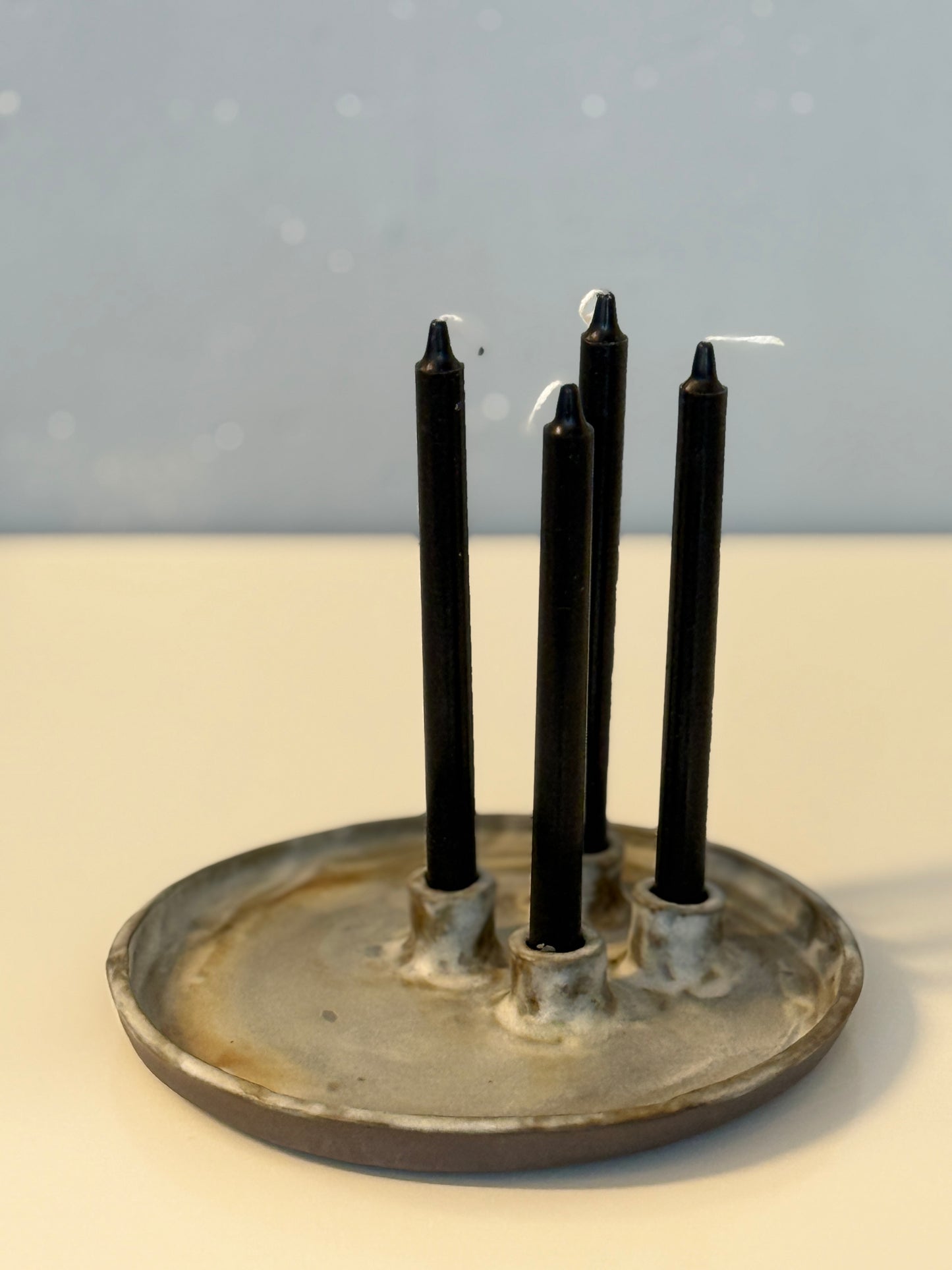 Handgemachter Adventskranz aus schwarzbrauenm Ton glasiert in weißtransparent für schmale Kerzen 