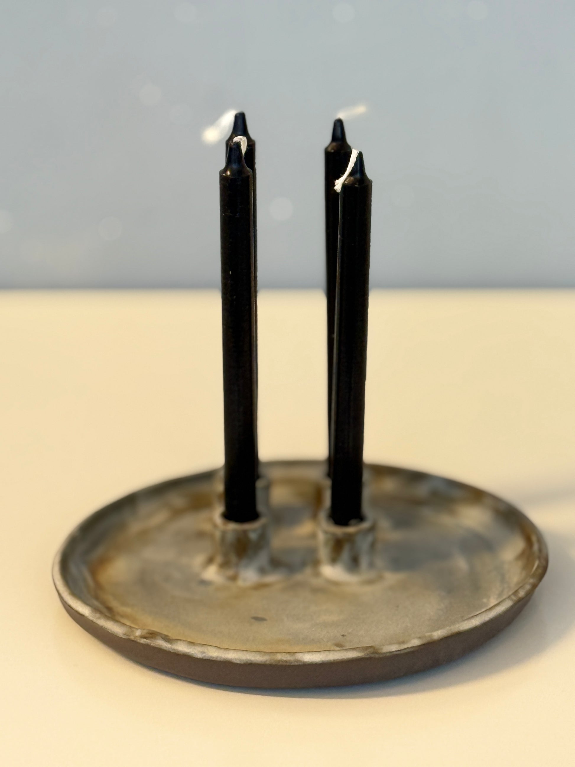 Handgemachter Adventskranz aus schwarzbrauenm Ton glasiert in weißtransparent für schmale Kerzen 