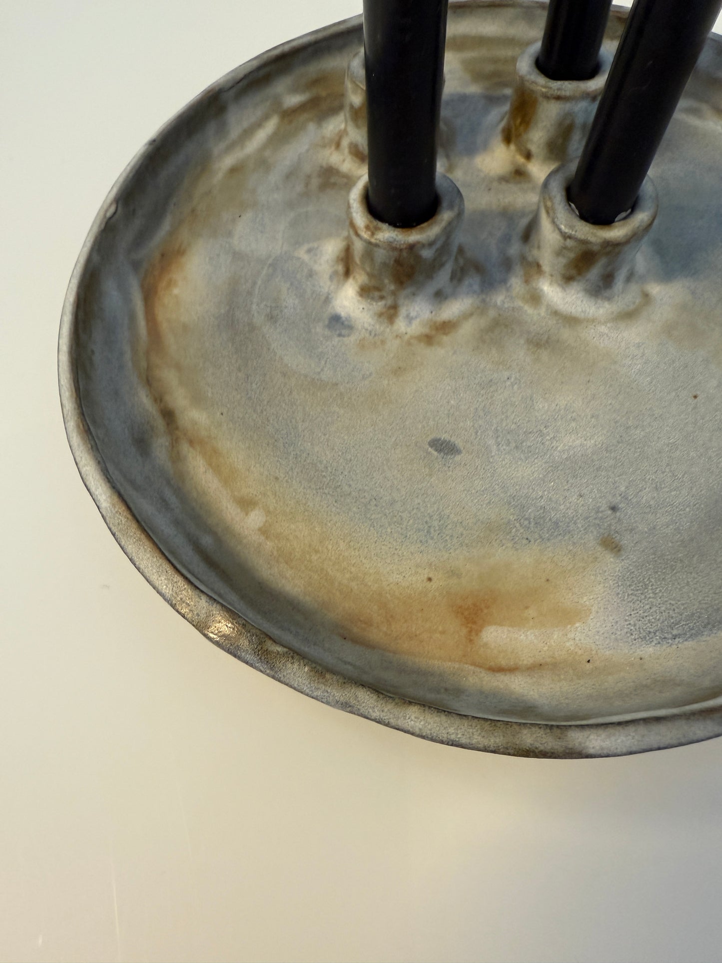 Handgemachter Adventskranz aus schwarzbrauenm Ton glasiert in weißtransparent für schmale Kerzen 