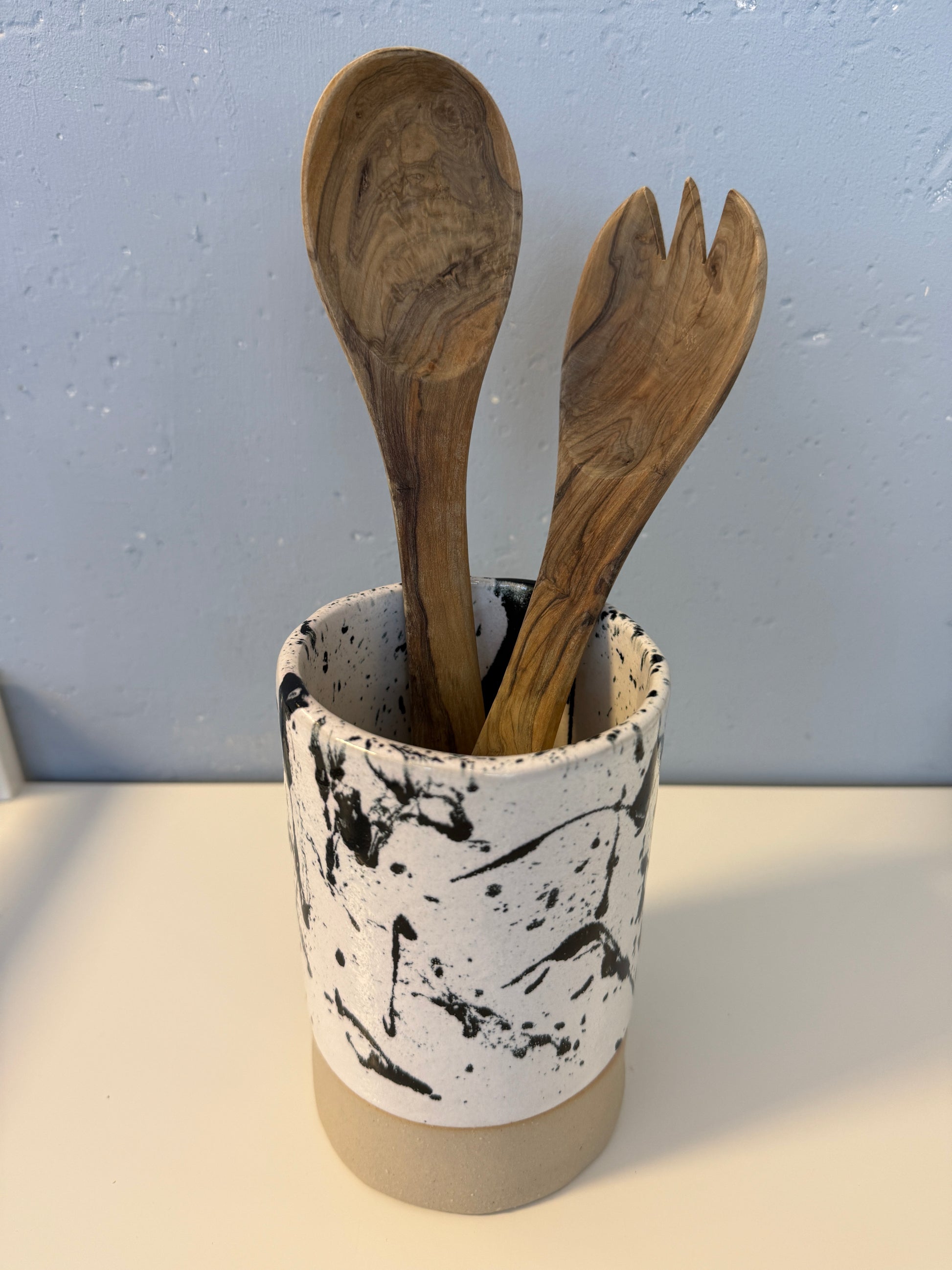 Handgeachte Vase | Utensil glasiert in weiß mit schwarz