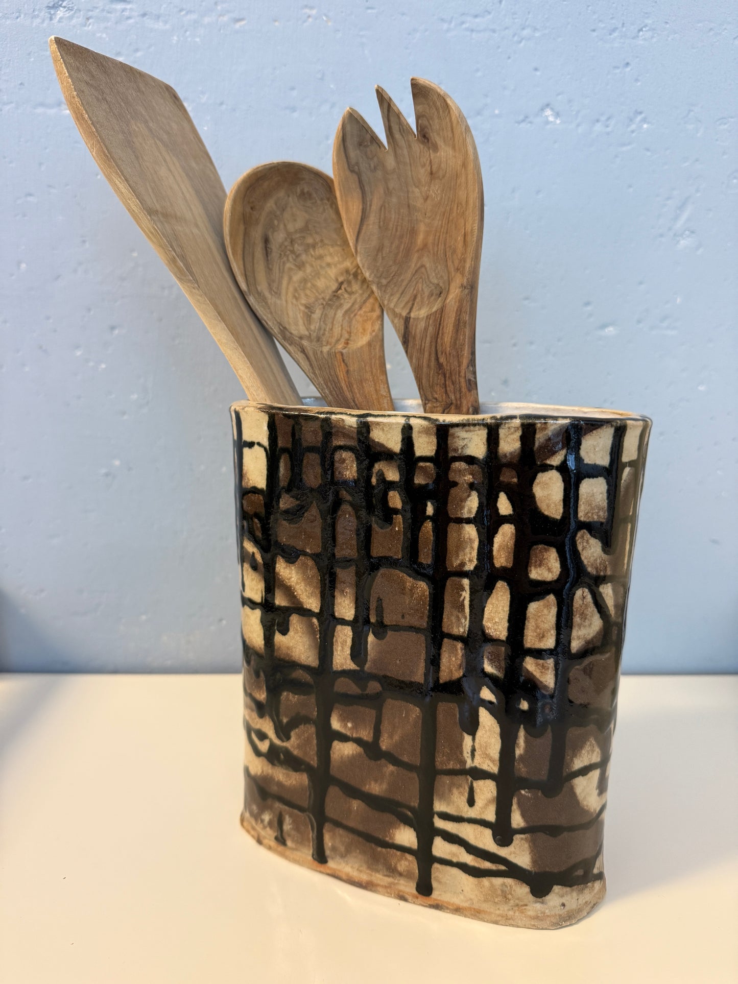 Handgemachtes Utensil | Vase aus beige-braunem Tonmix mit schwarzen Glasurverläufen