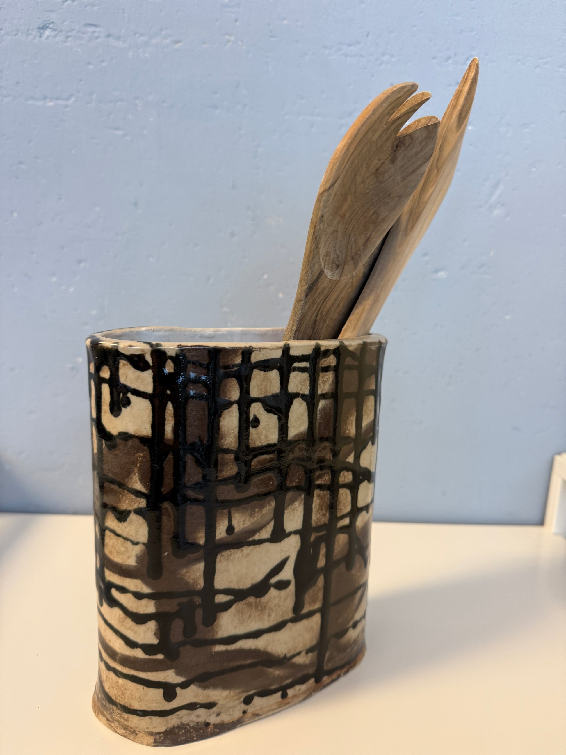 Handgemachtes Utensil | Vase aus beige-braunem Tonmix mit schwarzen Glasurverläufen