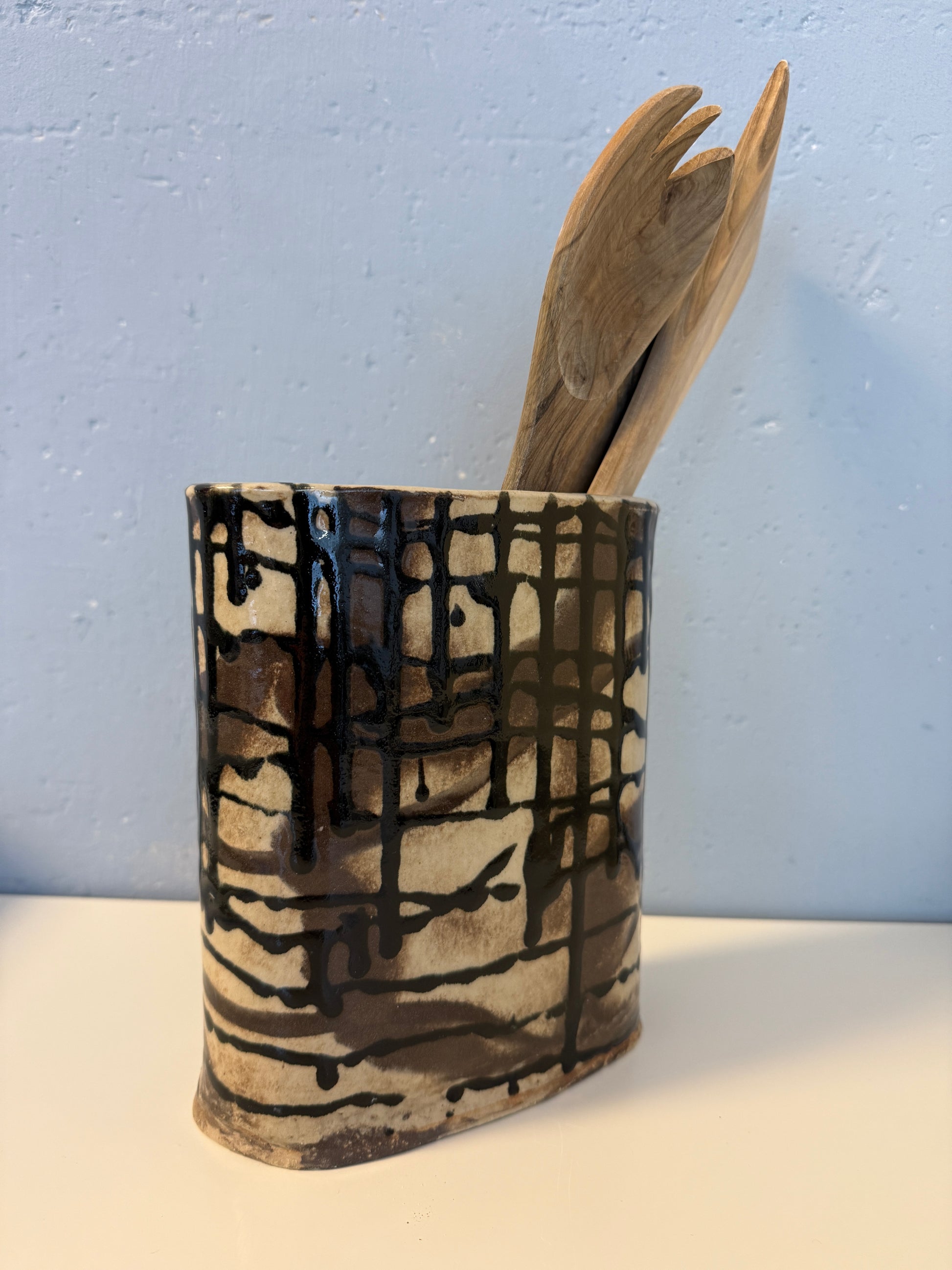 Handgemachtes Utensil | Vase aus beige-braunem Tonmix mit schwarzen Glasurverläufen