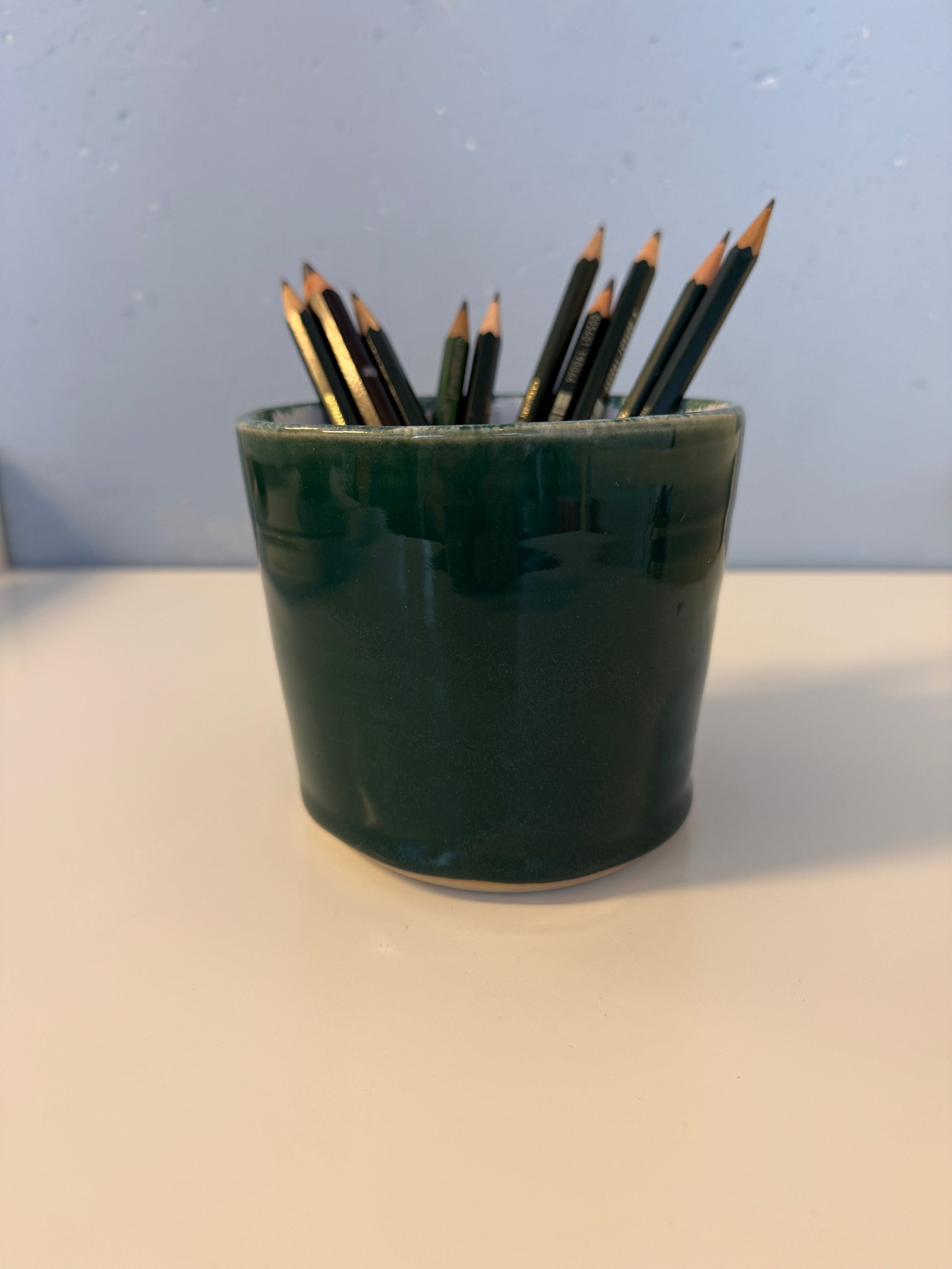 Handgemachtes Utensil glasiert in Malachitgrün