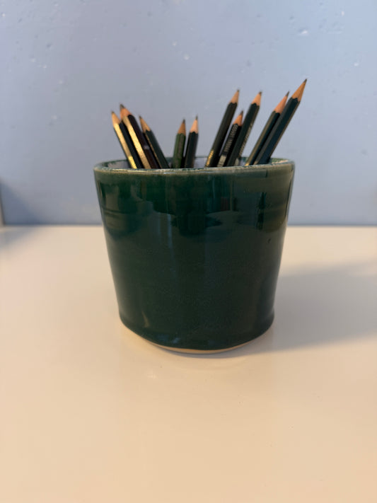 Handgemachtes Utensil glasiert in Malachitgrün