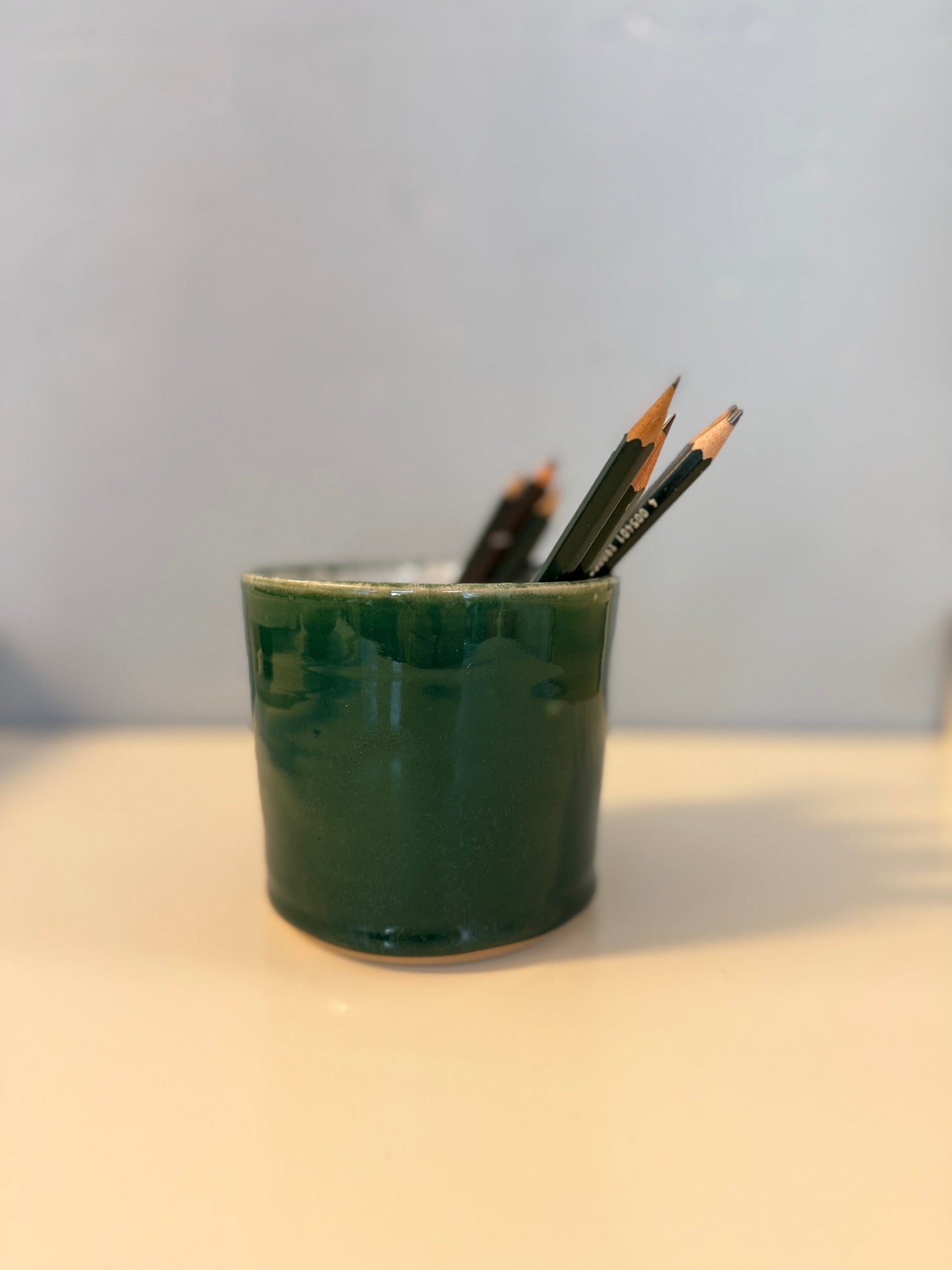 Handgemachtes Utensil glasiert in Malachitgrün