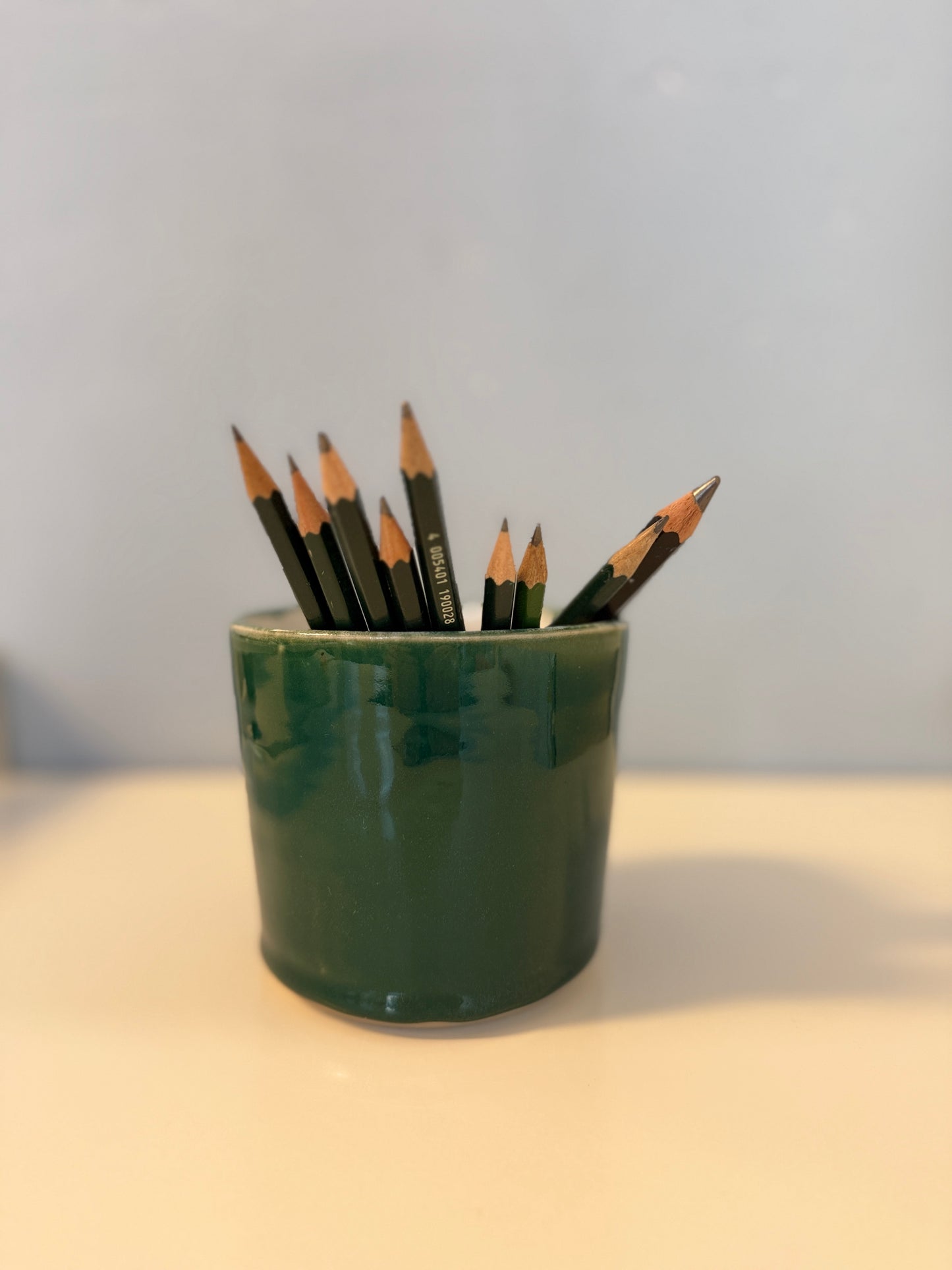 Handgemachtes Utensil glasiert in Malachitgrün