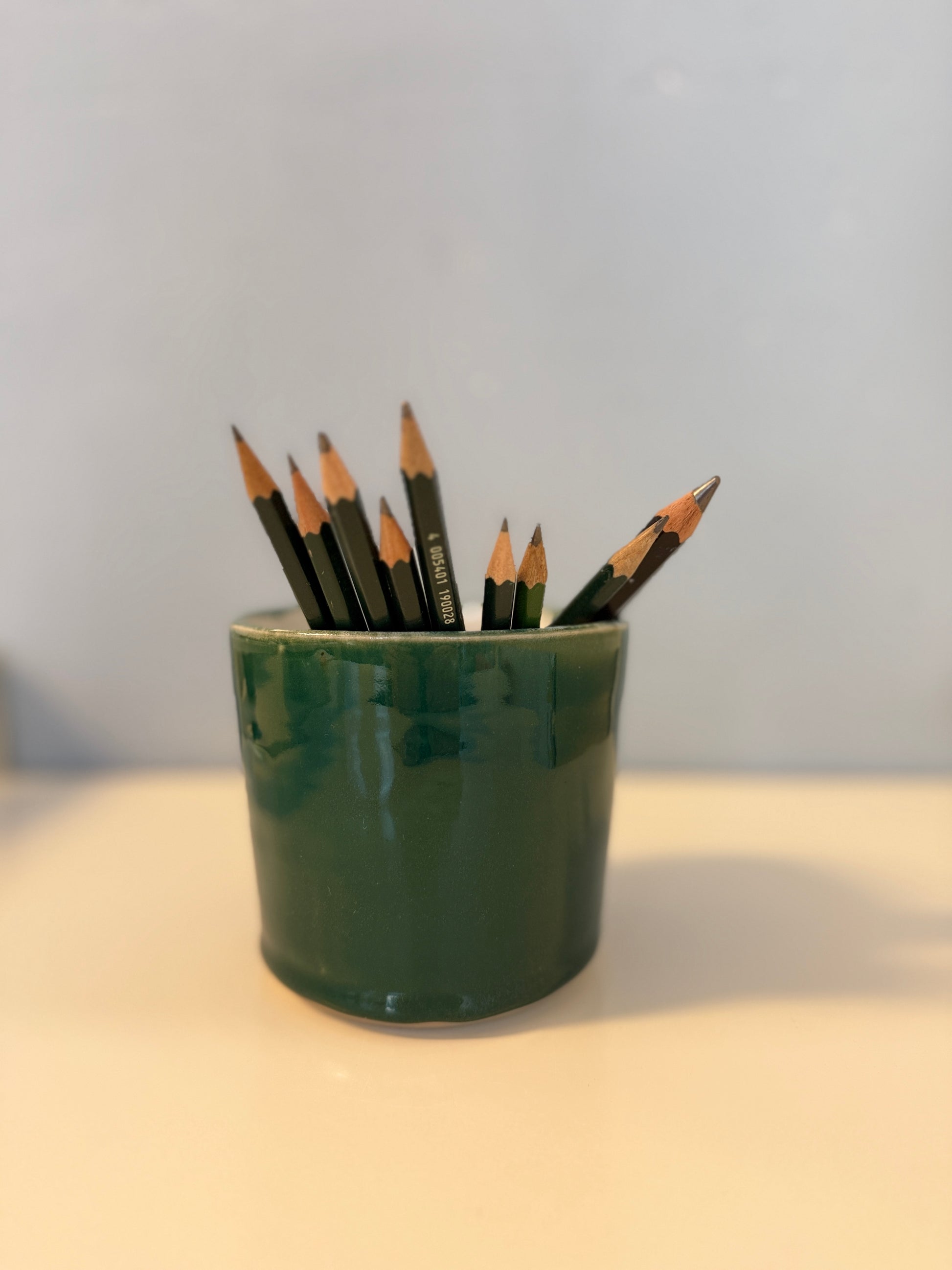 Handgemachtes Utensil glasiert in Malachitgrün