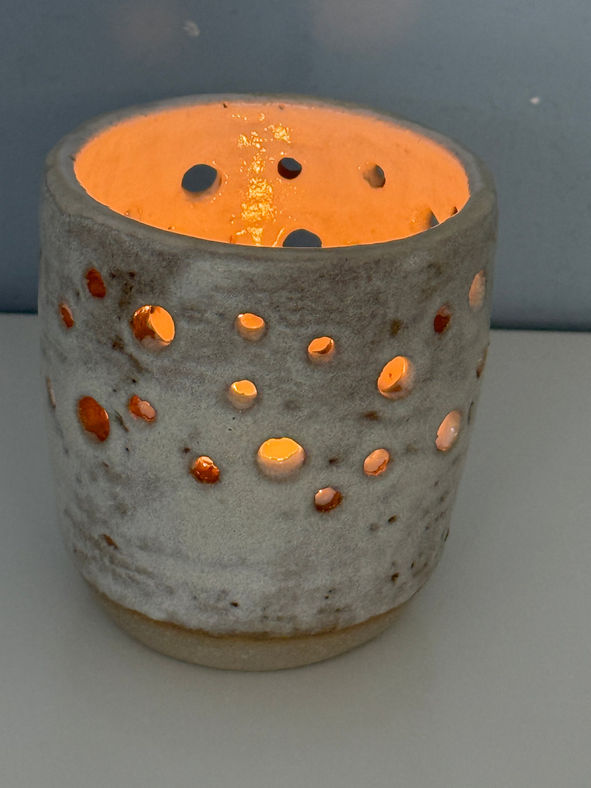 Handgemachtes Windlicht glasiert in Strandgut