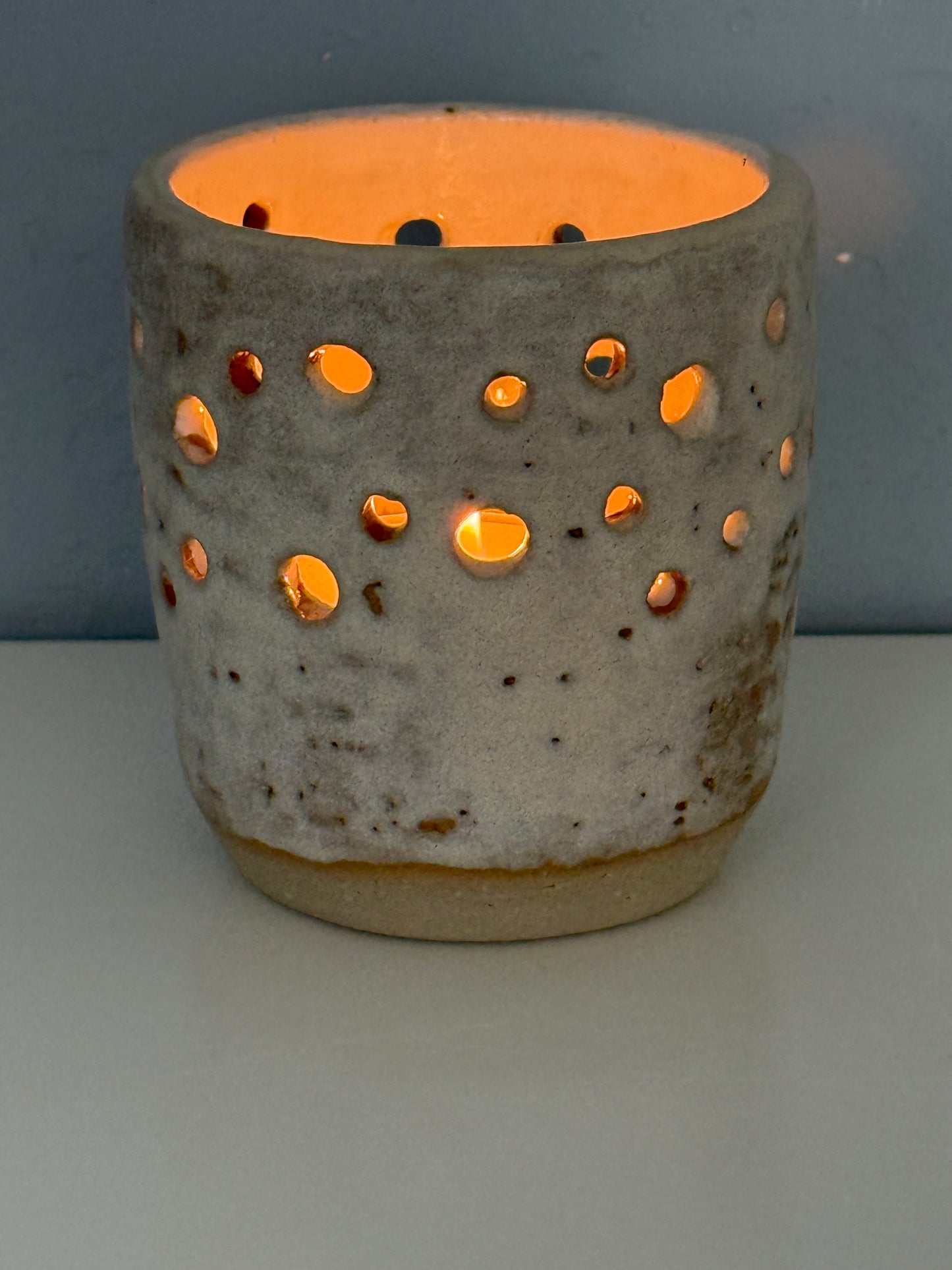 Handgemachtes Windlicht glasiert in Strandgut