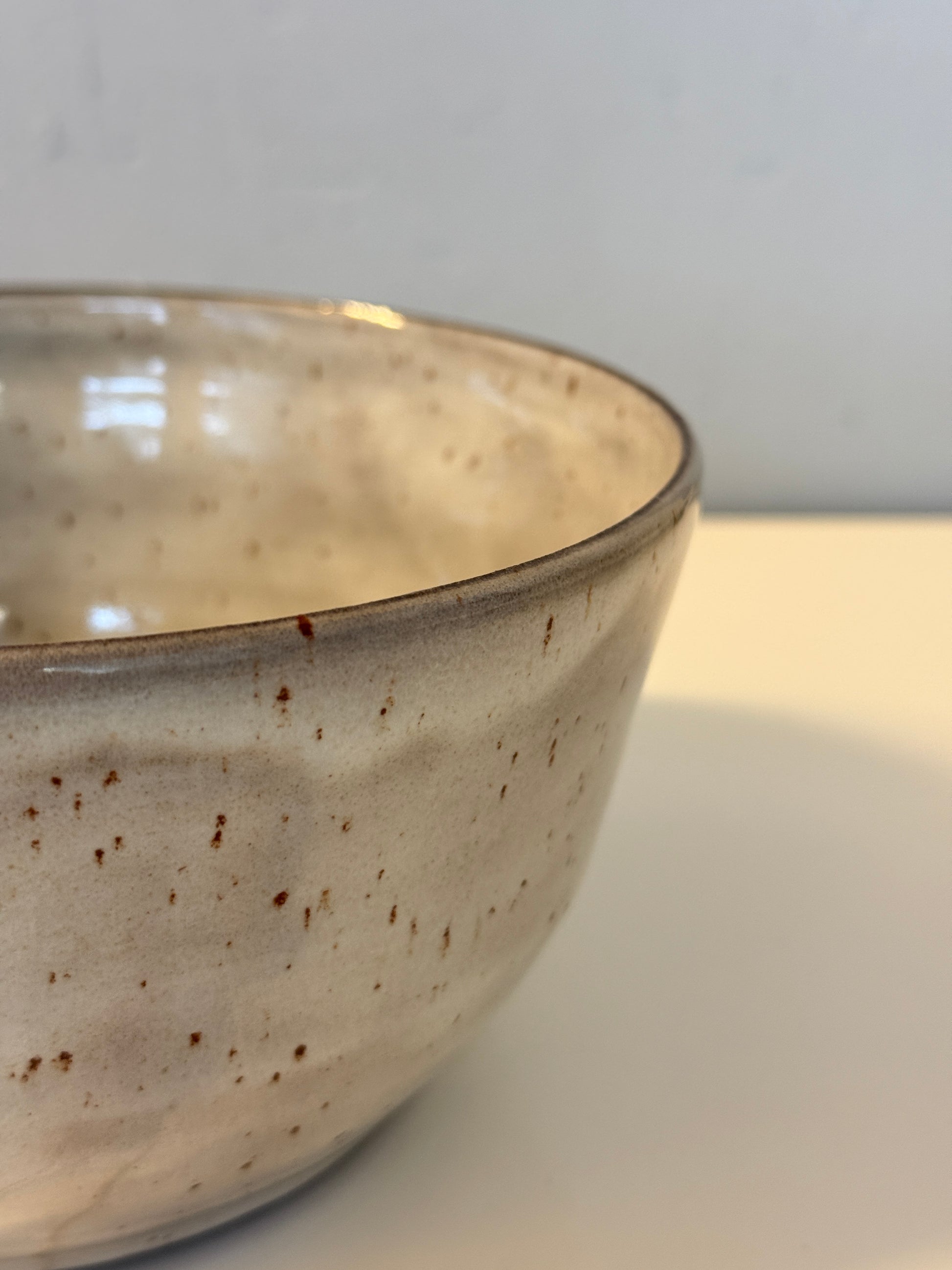 Handgemachte Big Bowl glasiert in Pyritweiß