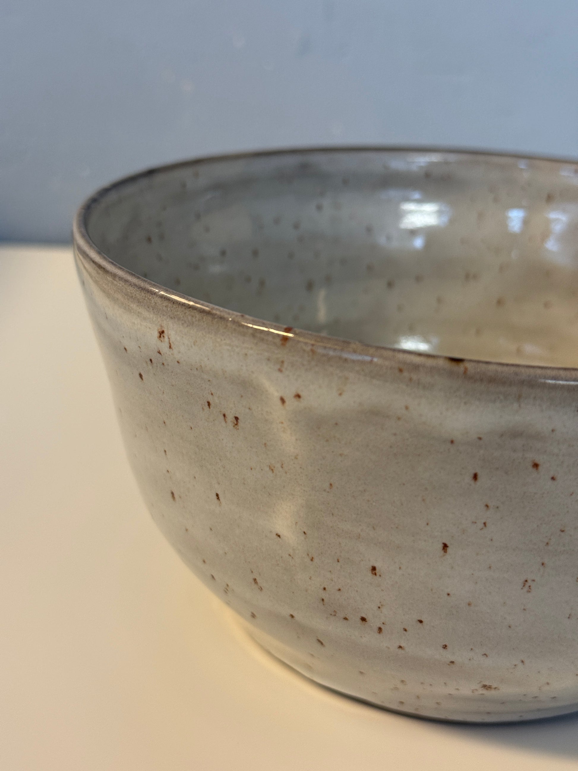 Handgemachte Big Bowl glasiert in Pyritweiß