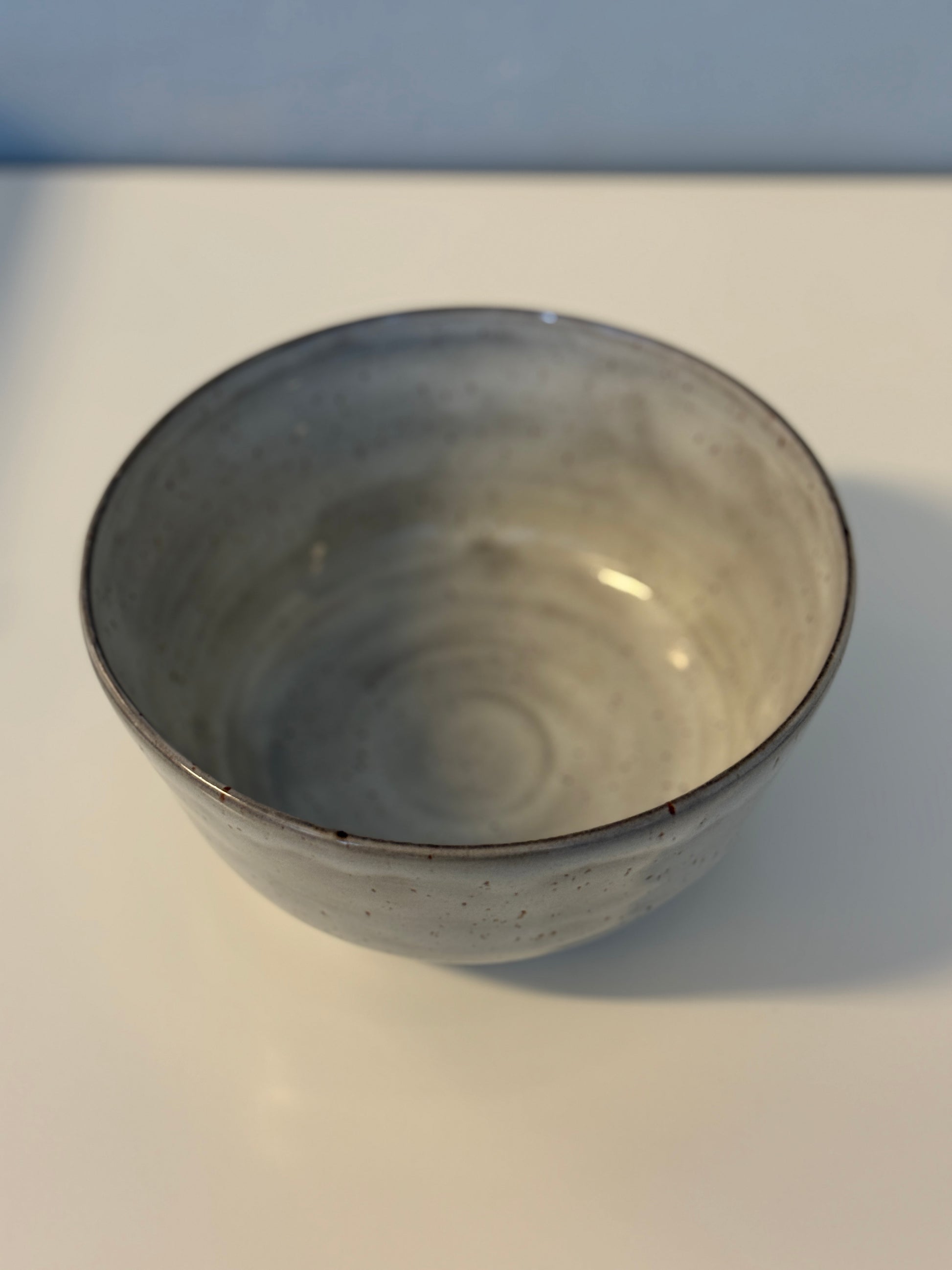 Handgemachte Big Bowl glasiert in Pyritweiß