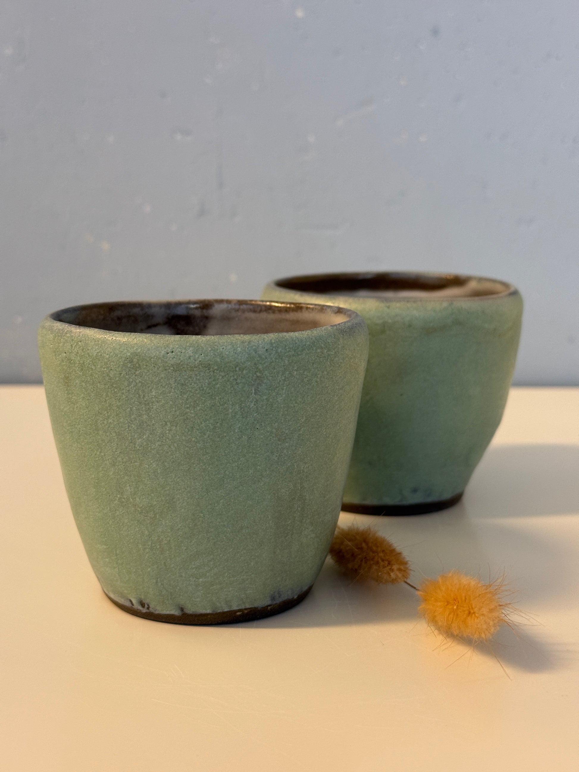 Handgemachte Becher glasiert in Patina