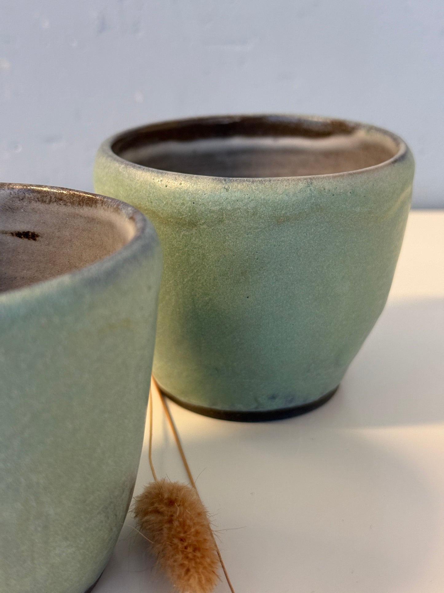 Handgemachte Becher glasiert in Patina