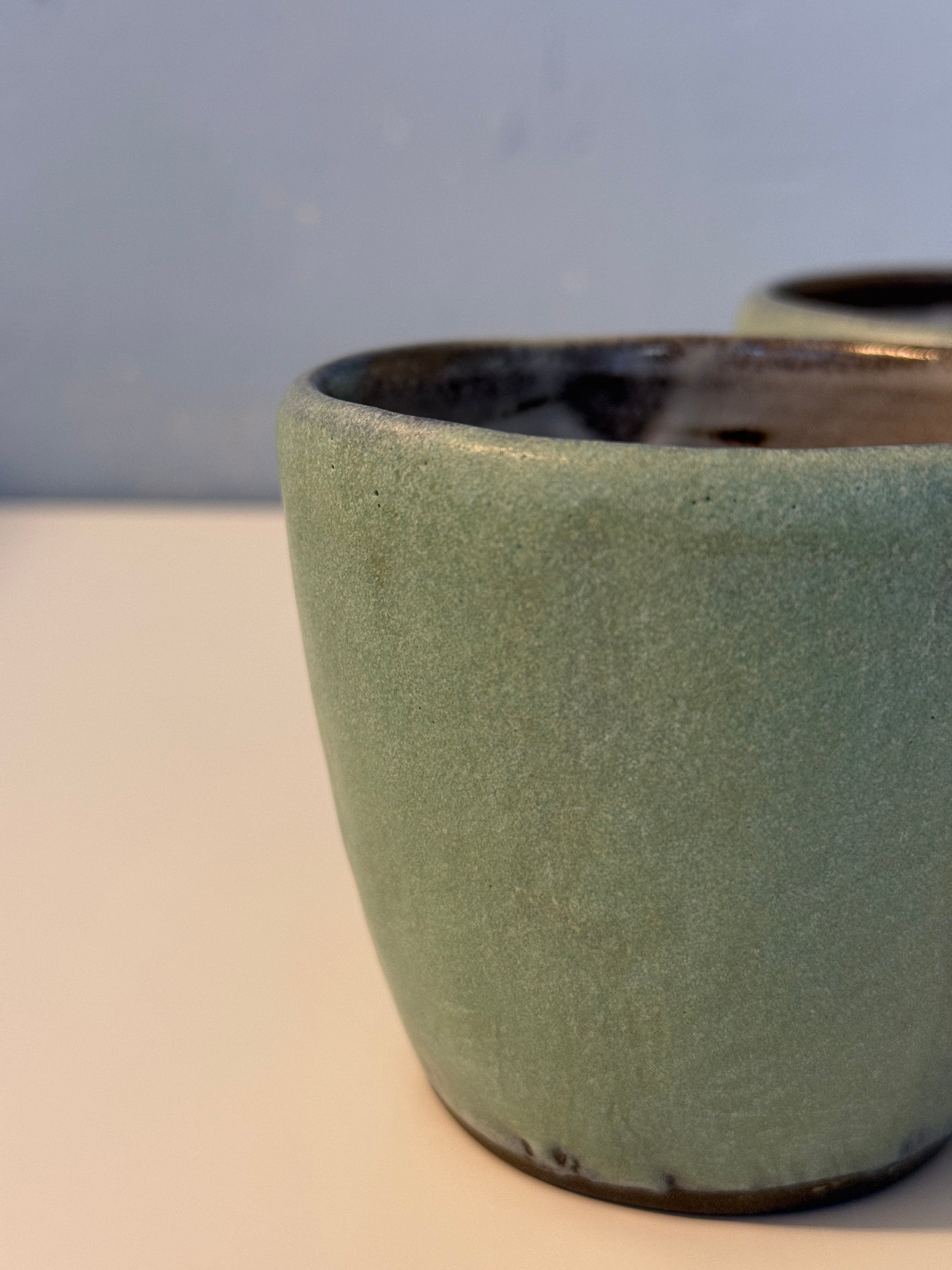 Handgemachte Becher glasiert in Patina