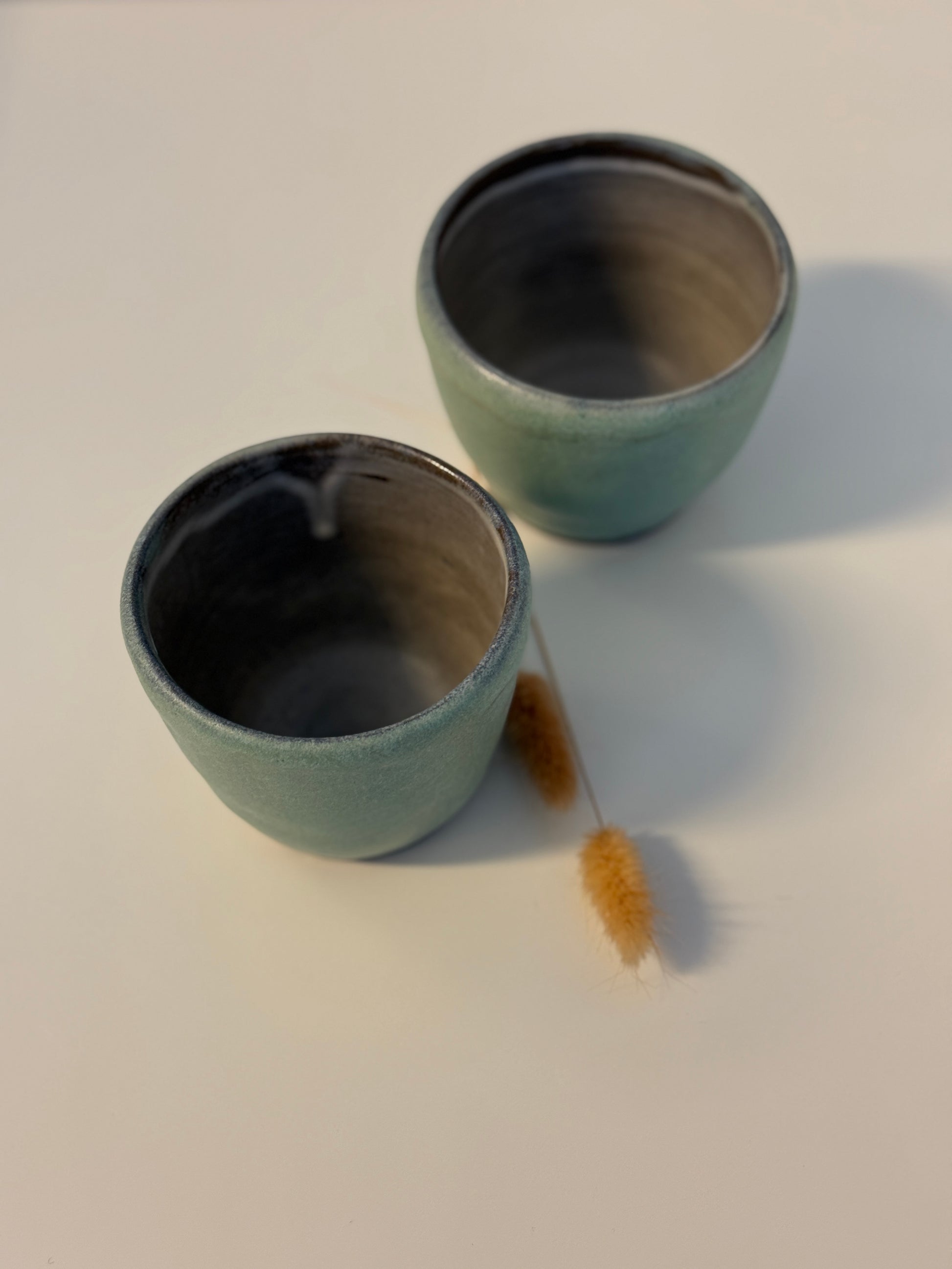 Handgemachte Becher glasiert in Patina
