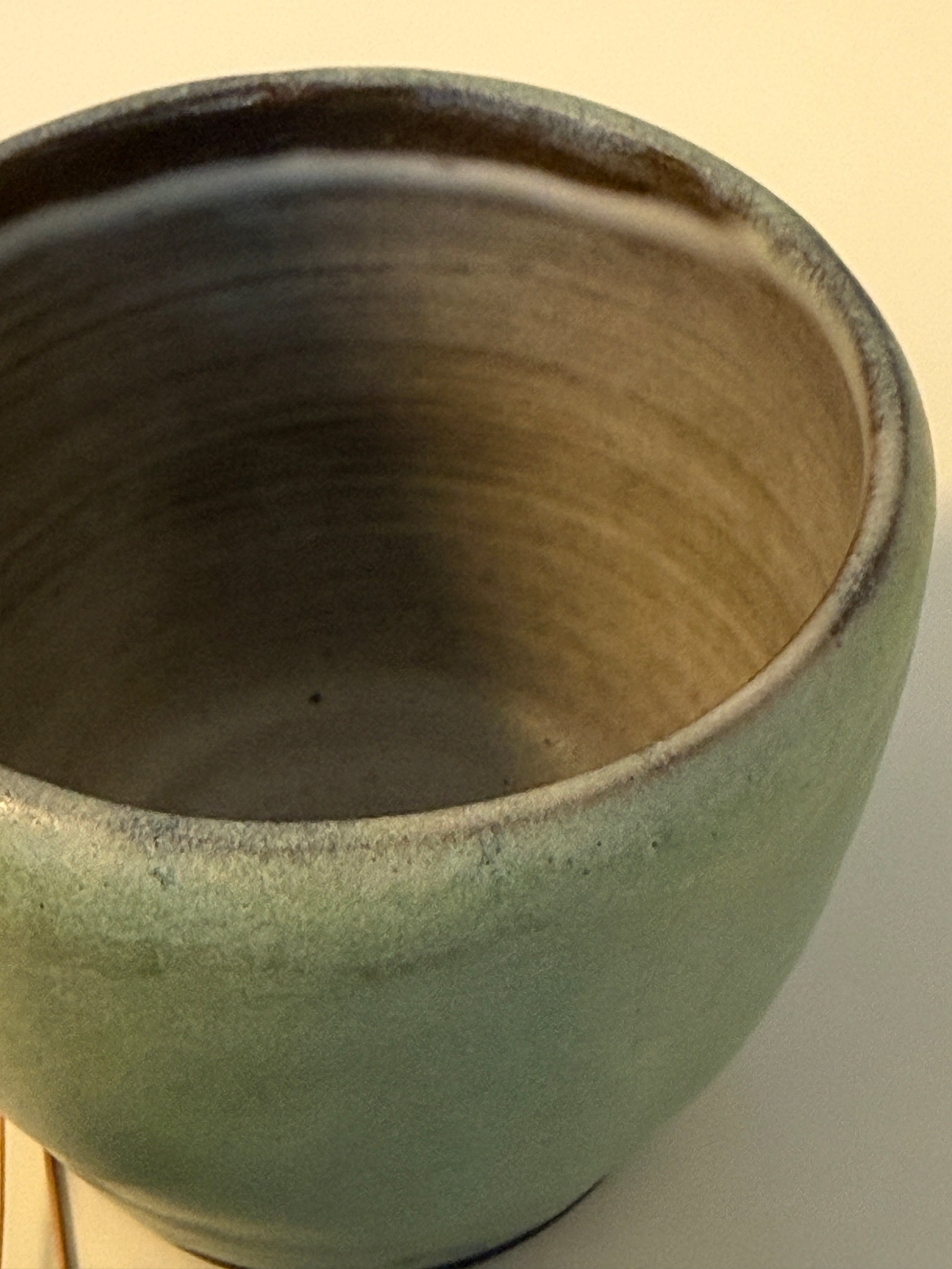 Handgemachte Becher glasiert in Patina