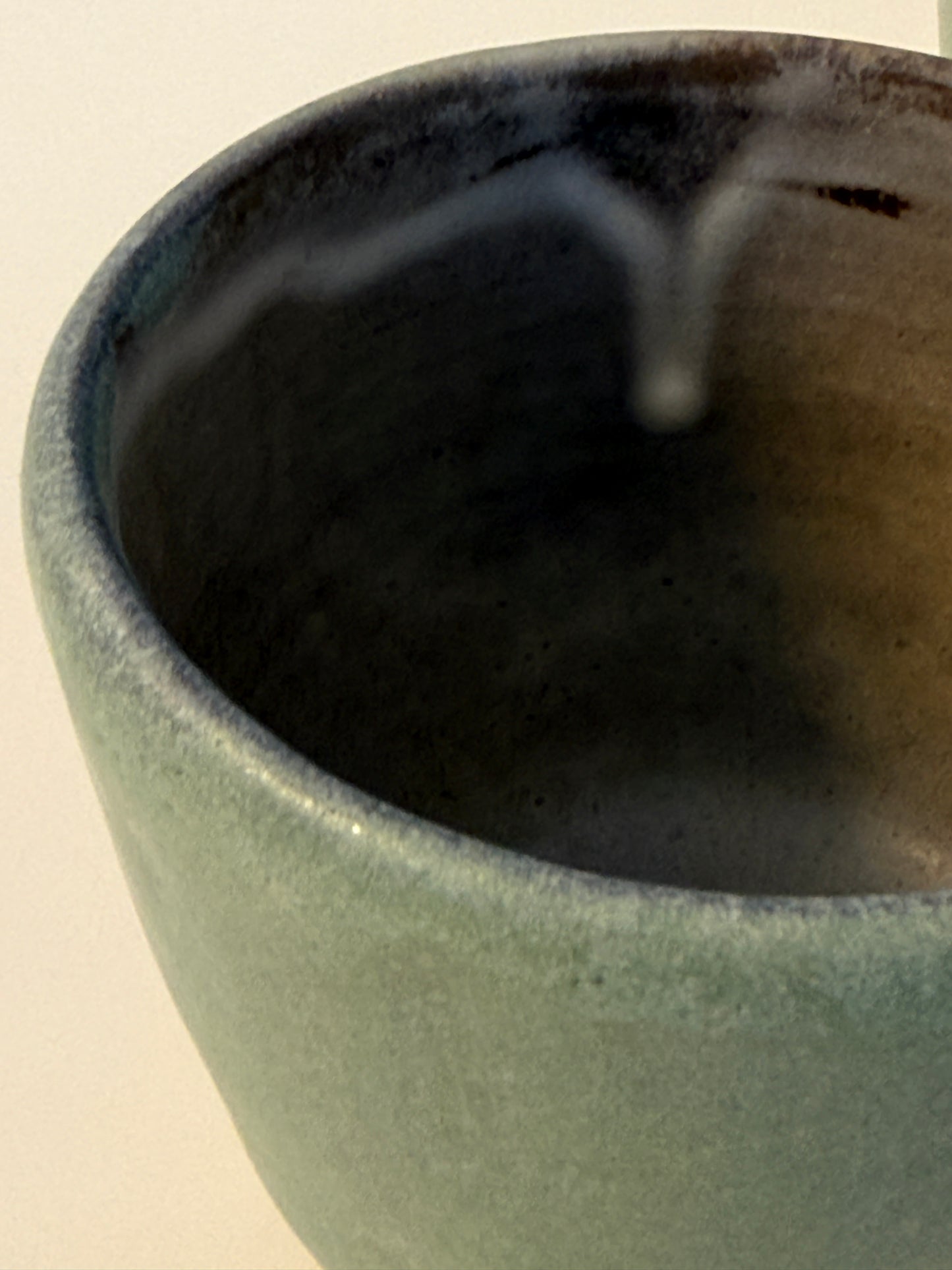 Handgemachte Becher glasiert in Patina