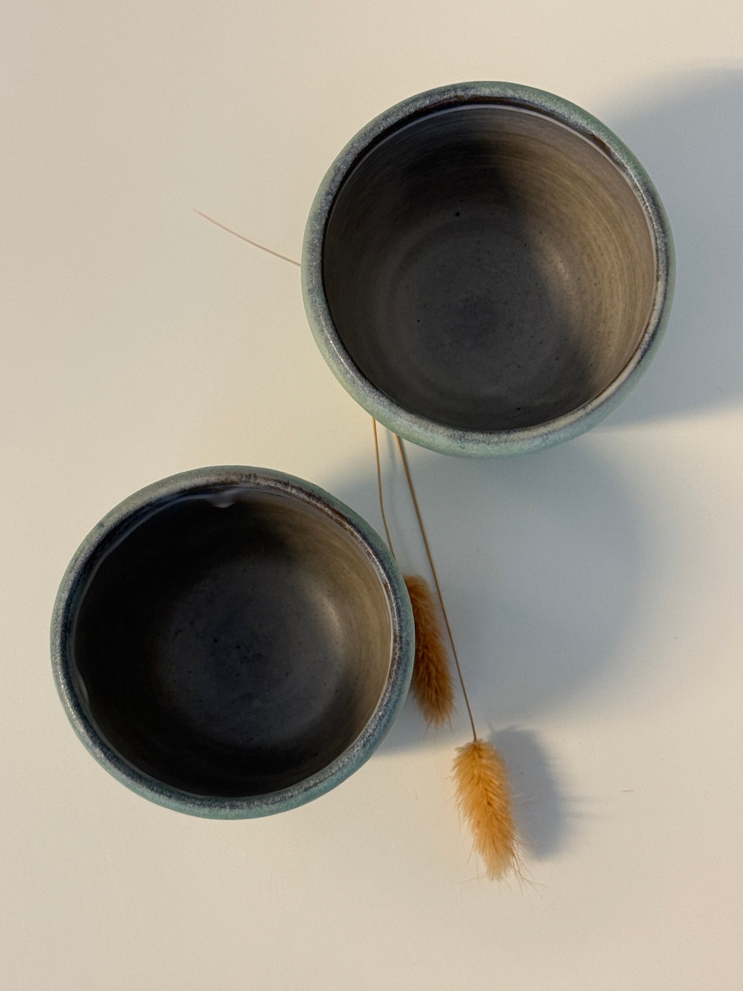 2 Handgemachte Becher glasiert in Patina