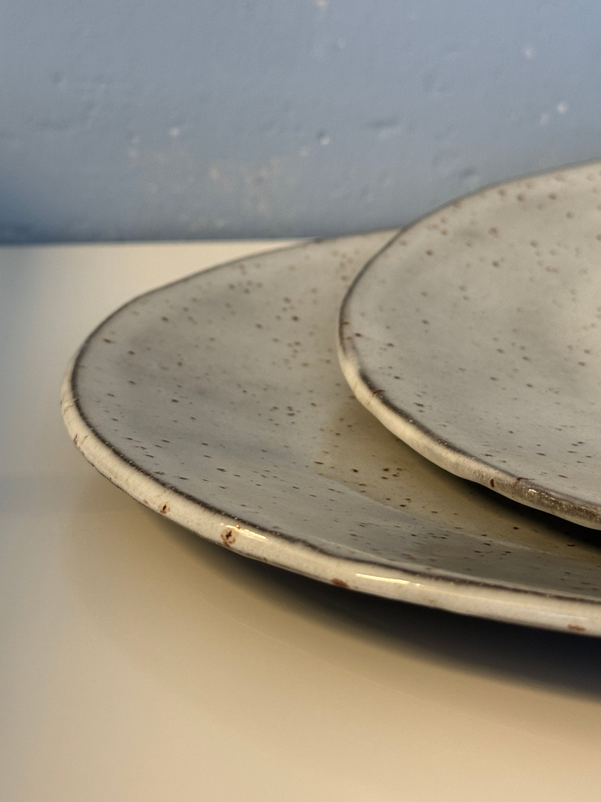 Handgemachte Essteller glasiert in Pyritweiß