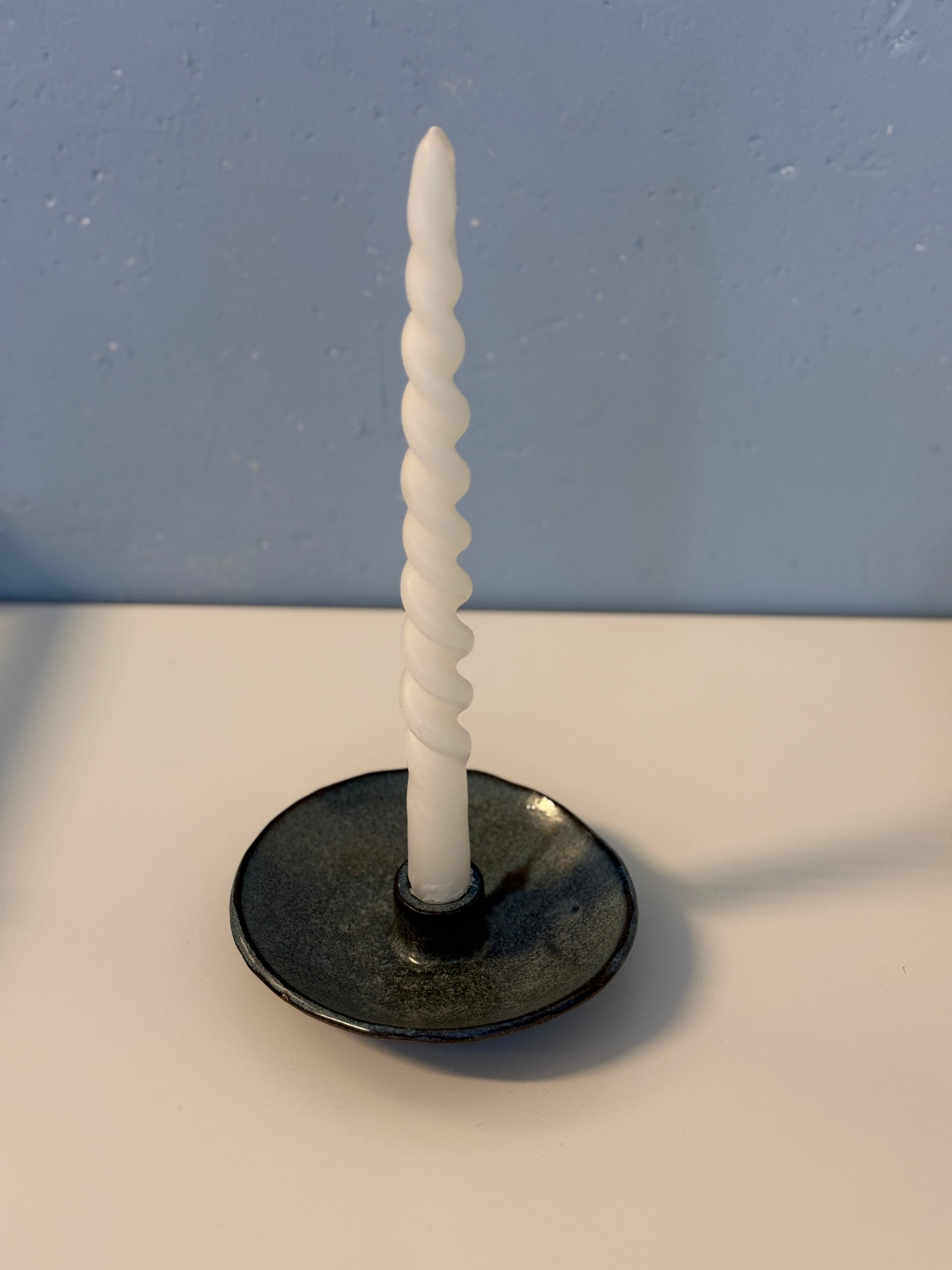 Handgemachter Kerzenständer glasiert in deepblue
