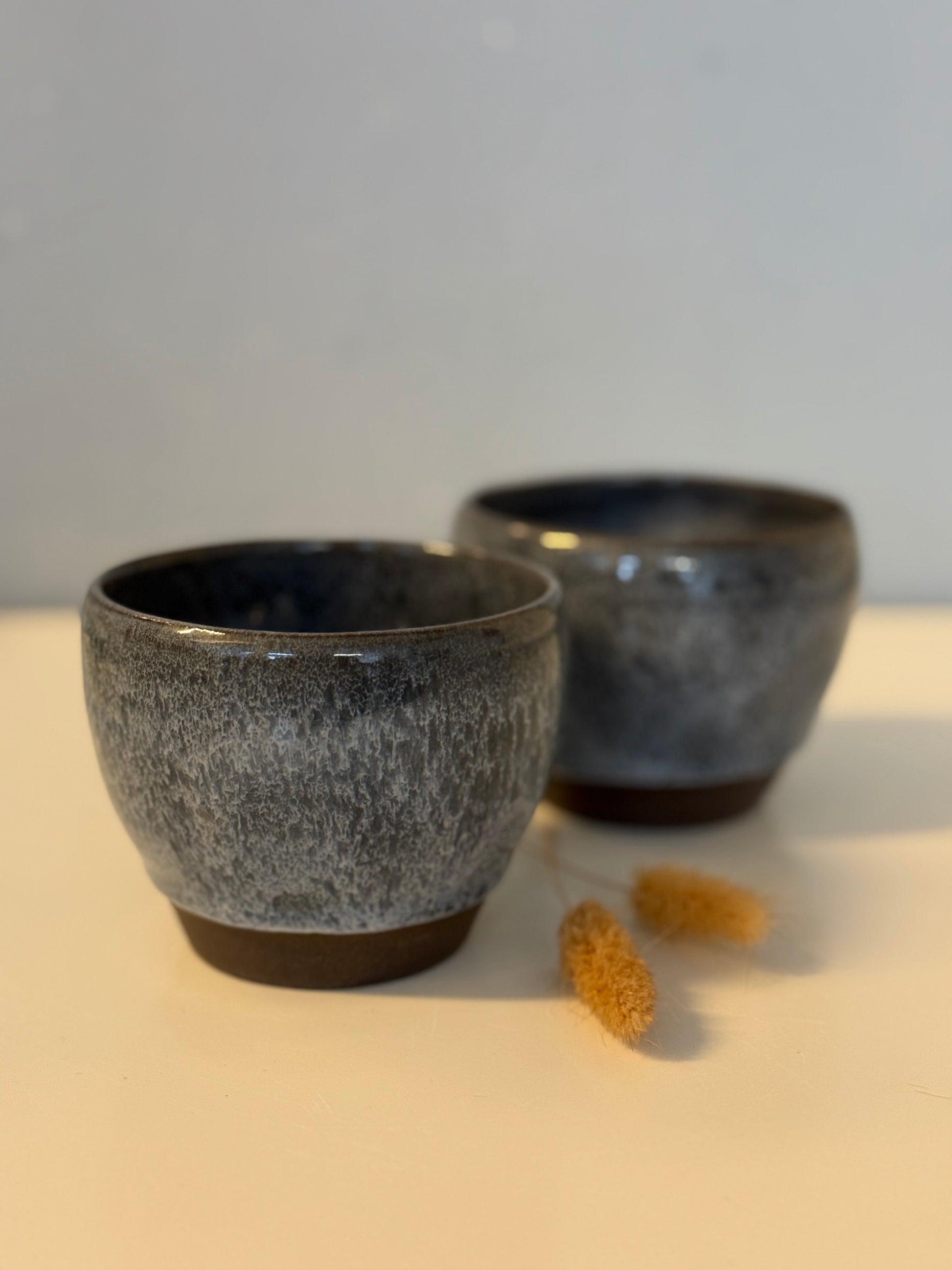 Handgemachte Becher glasiert in Blauweiß