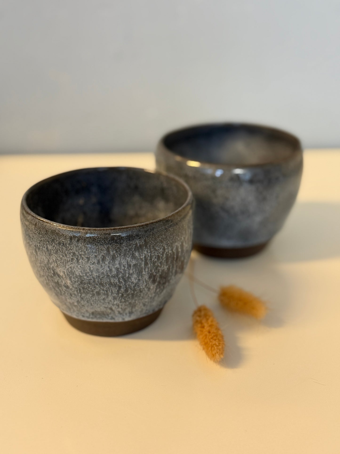 Handgemachte Becher glasiert in Blauweiß