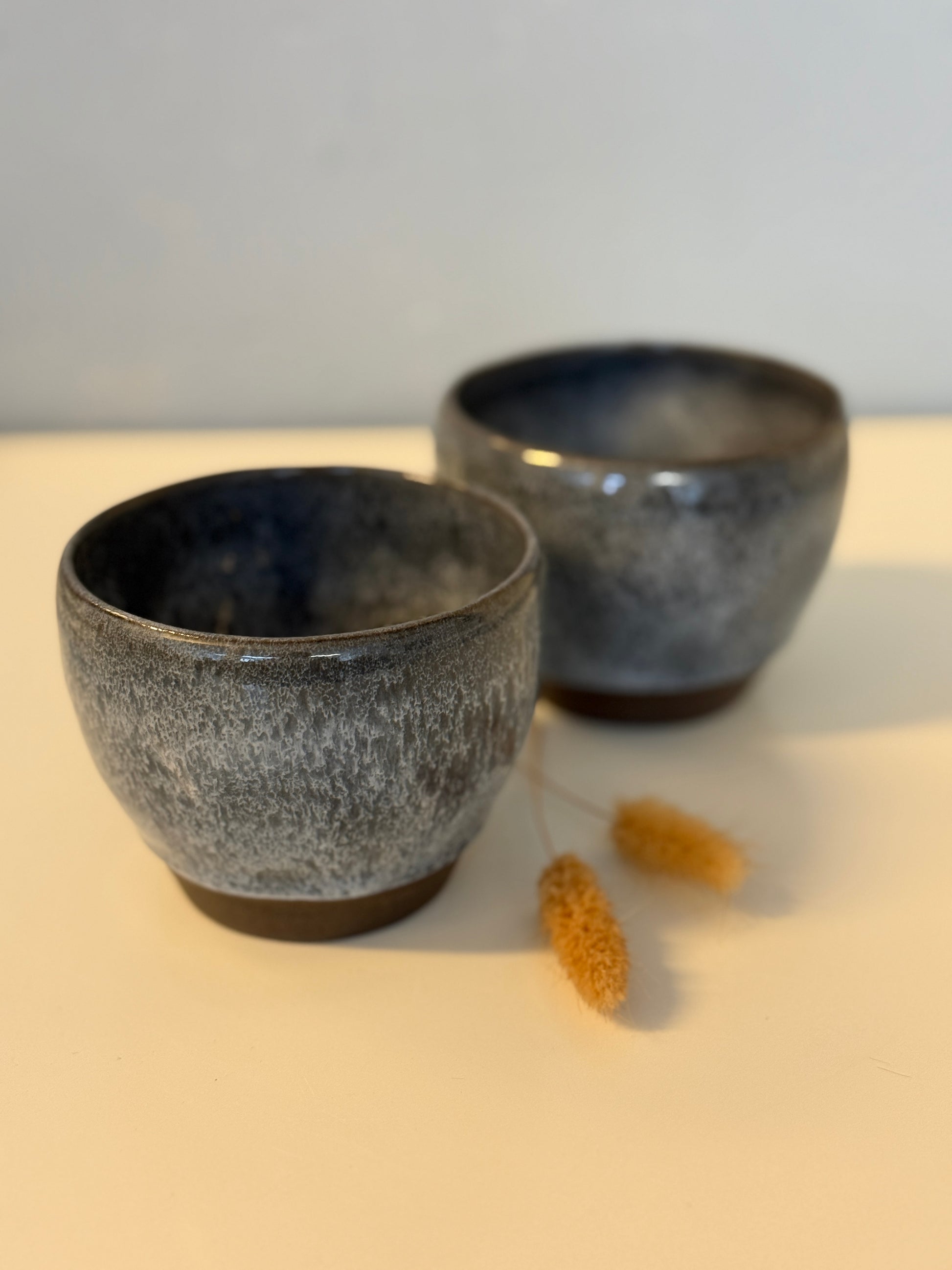 Handgemachte Becher glasiert in Blauweiß