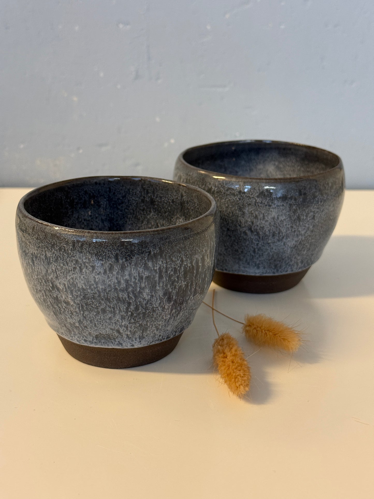 Handgemachte Becher glasiert in Blauweiß