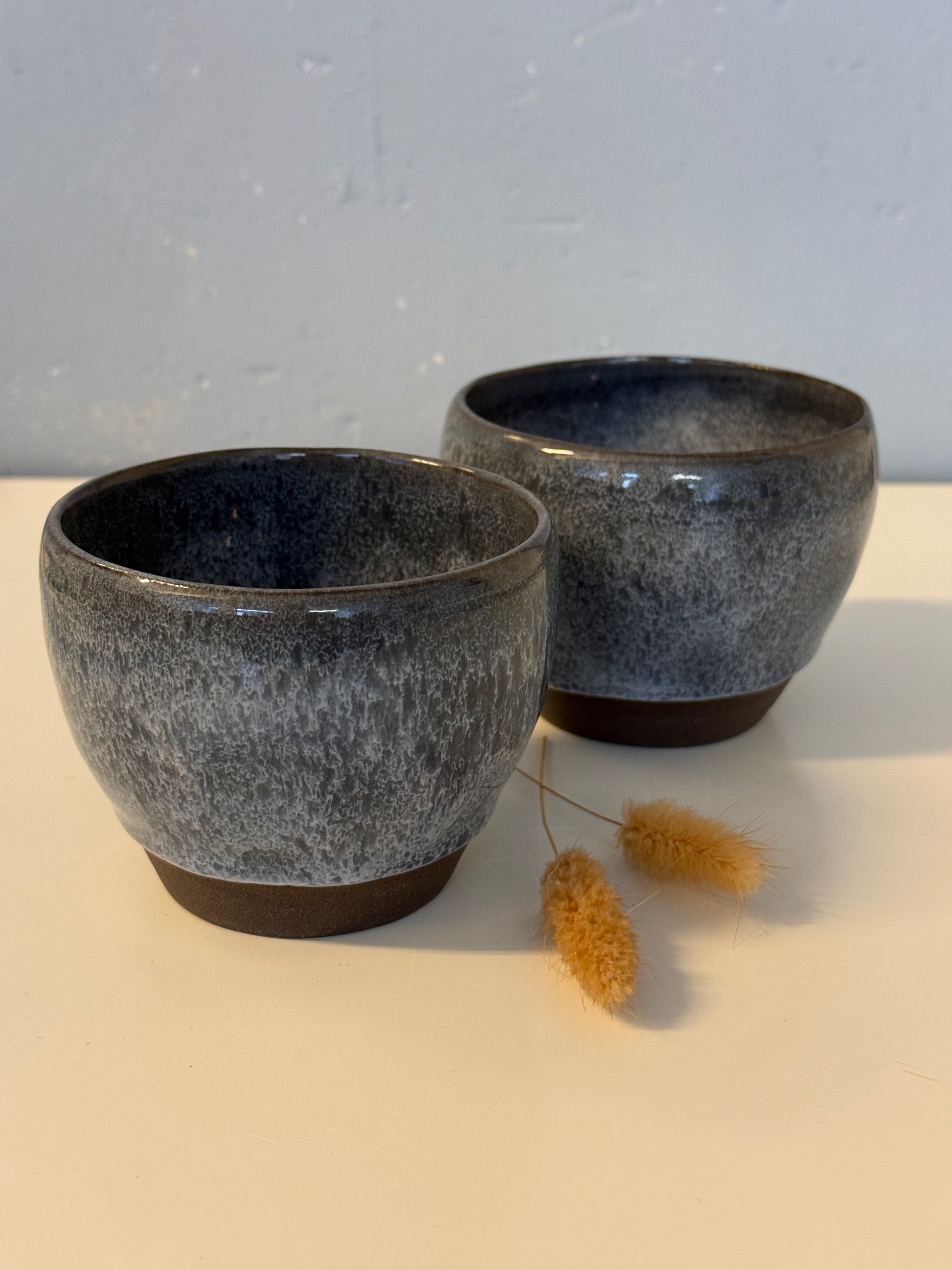 Handgemachte Becher glasiert in Blauweiß