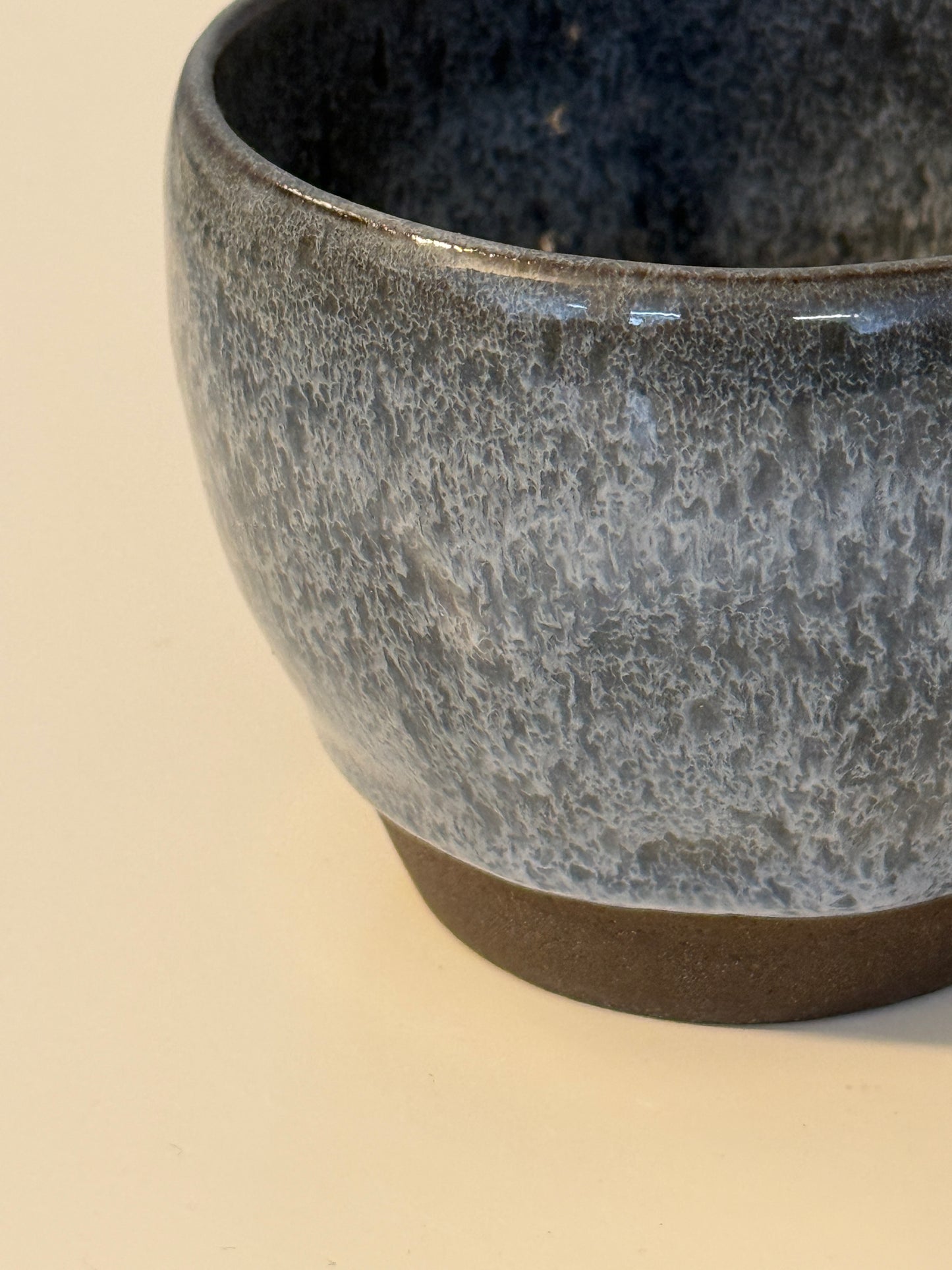 Handgemachte Becher glasiert in Blauweiß