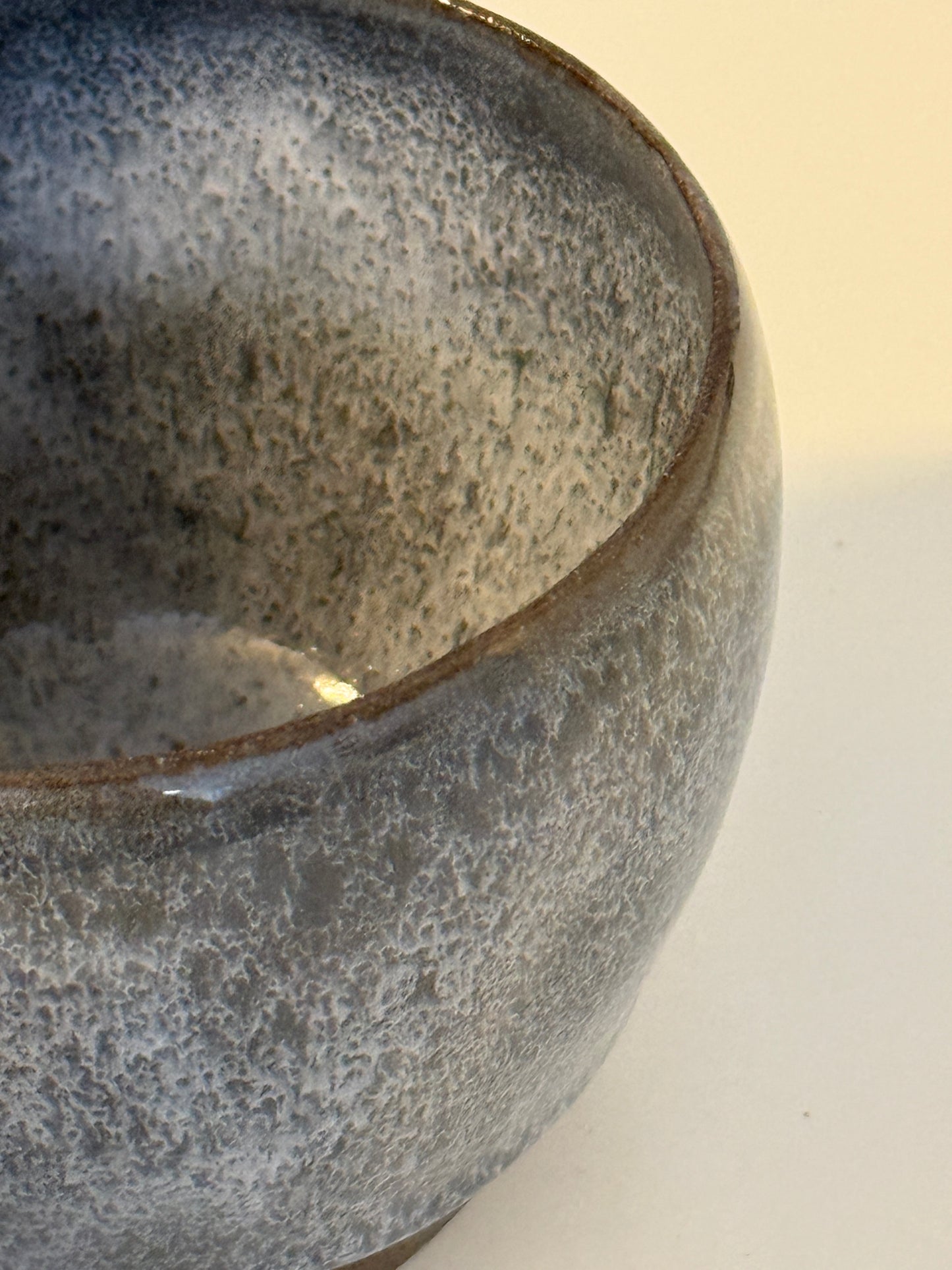 Handgemachte Becher glasiert in Blauweiß