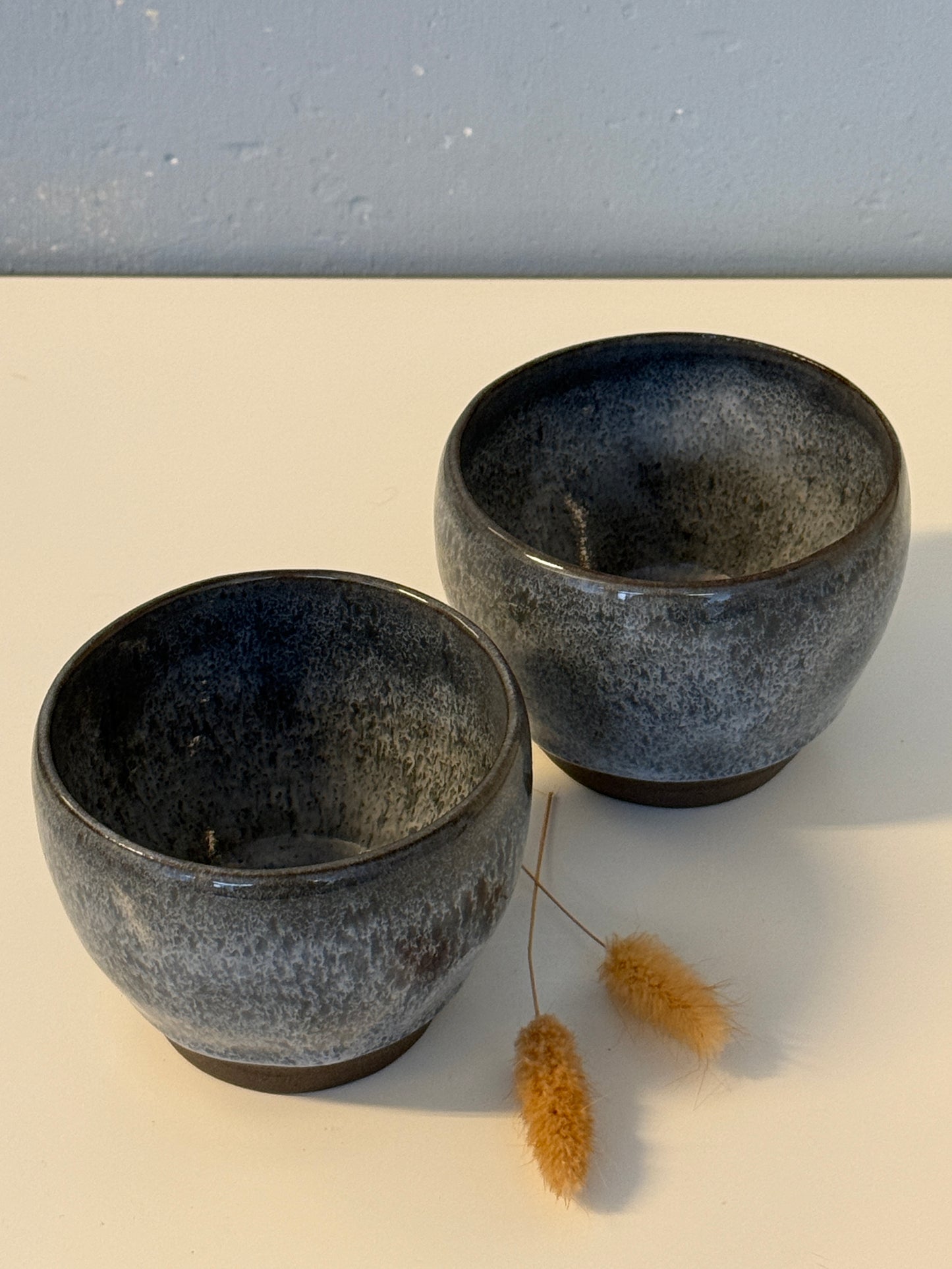 Handgemachte Becher glasiert in Blauweiß