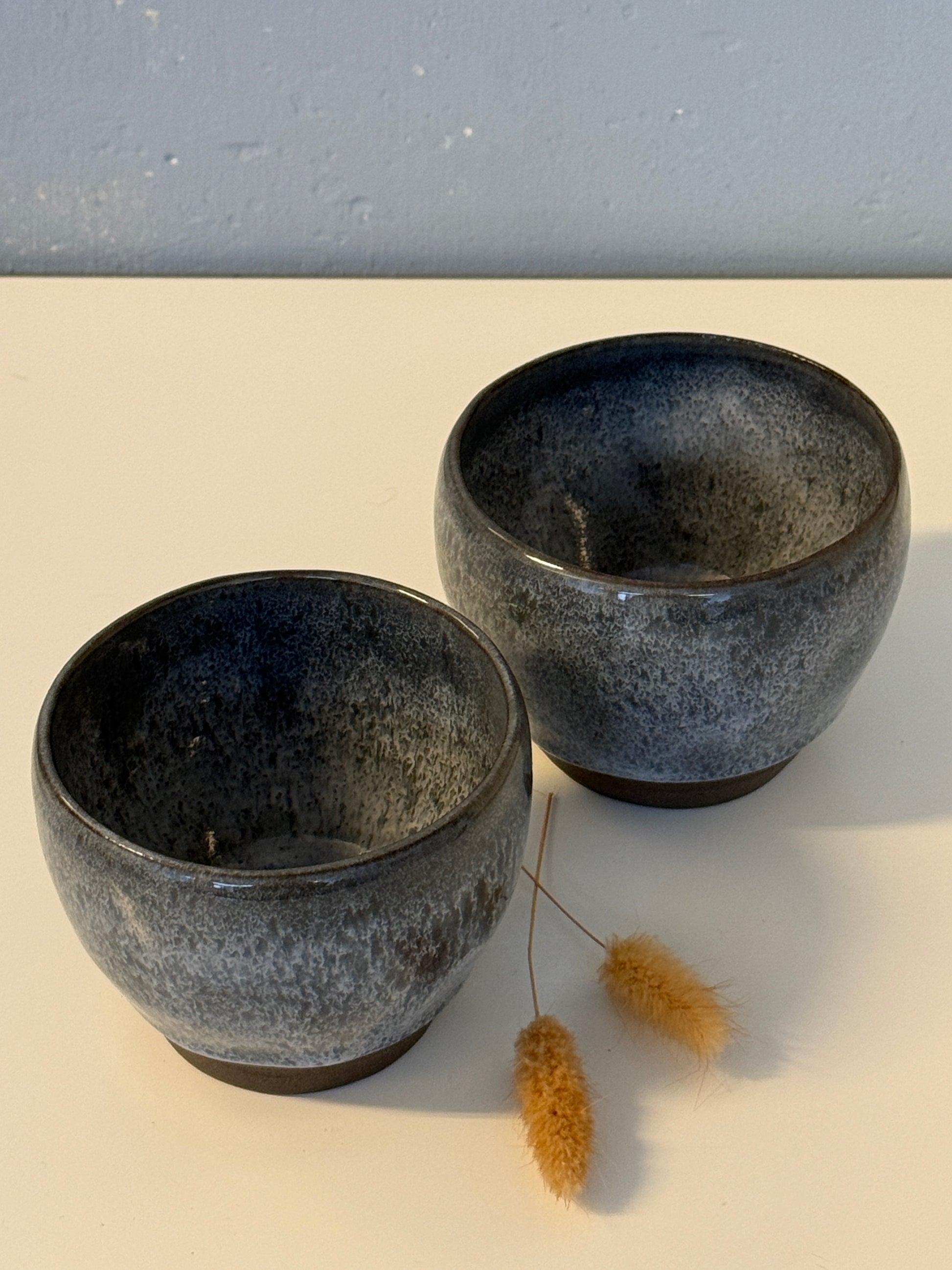 Handgemachte Becher glasiert in Blauweiß