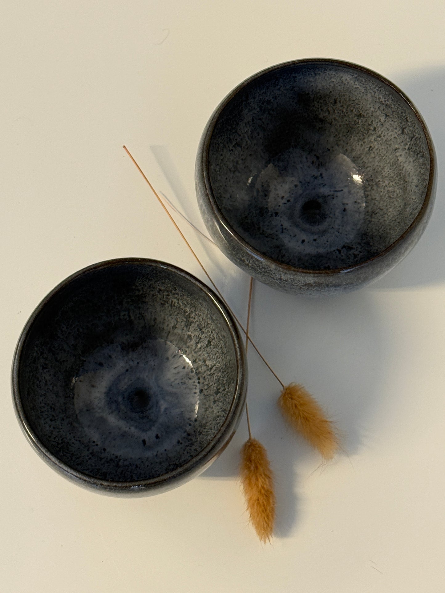 Handgemachte Becher glasiert in Blauweiß