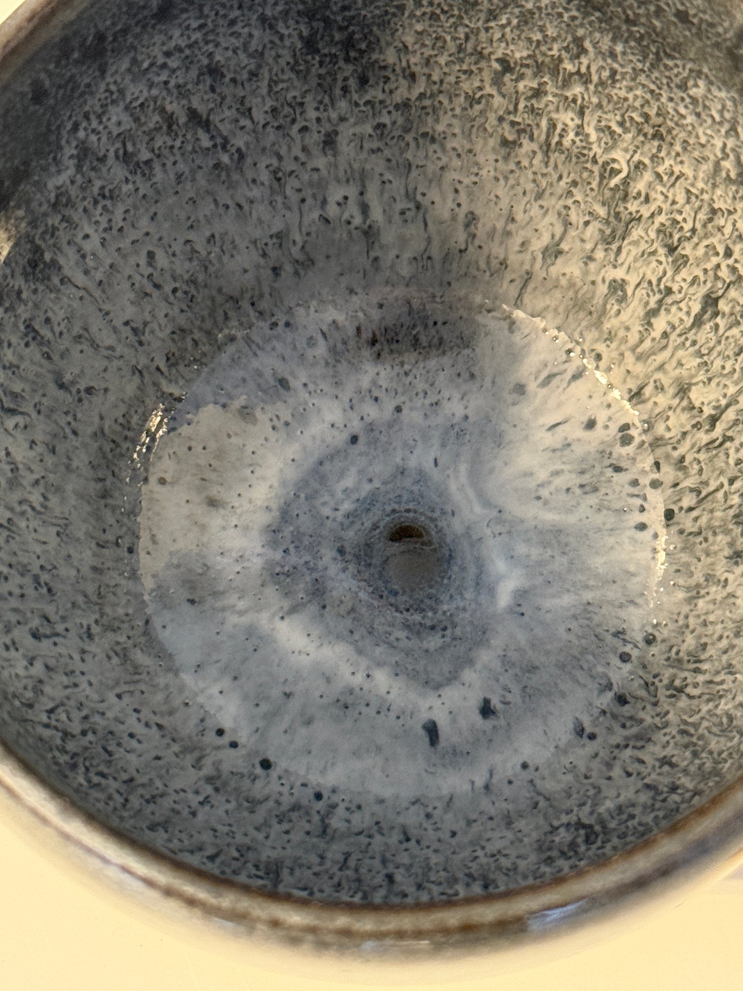Handgemachte Becher glasiert in Blauweiß