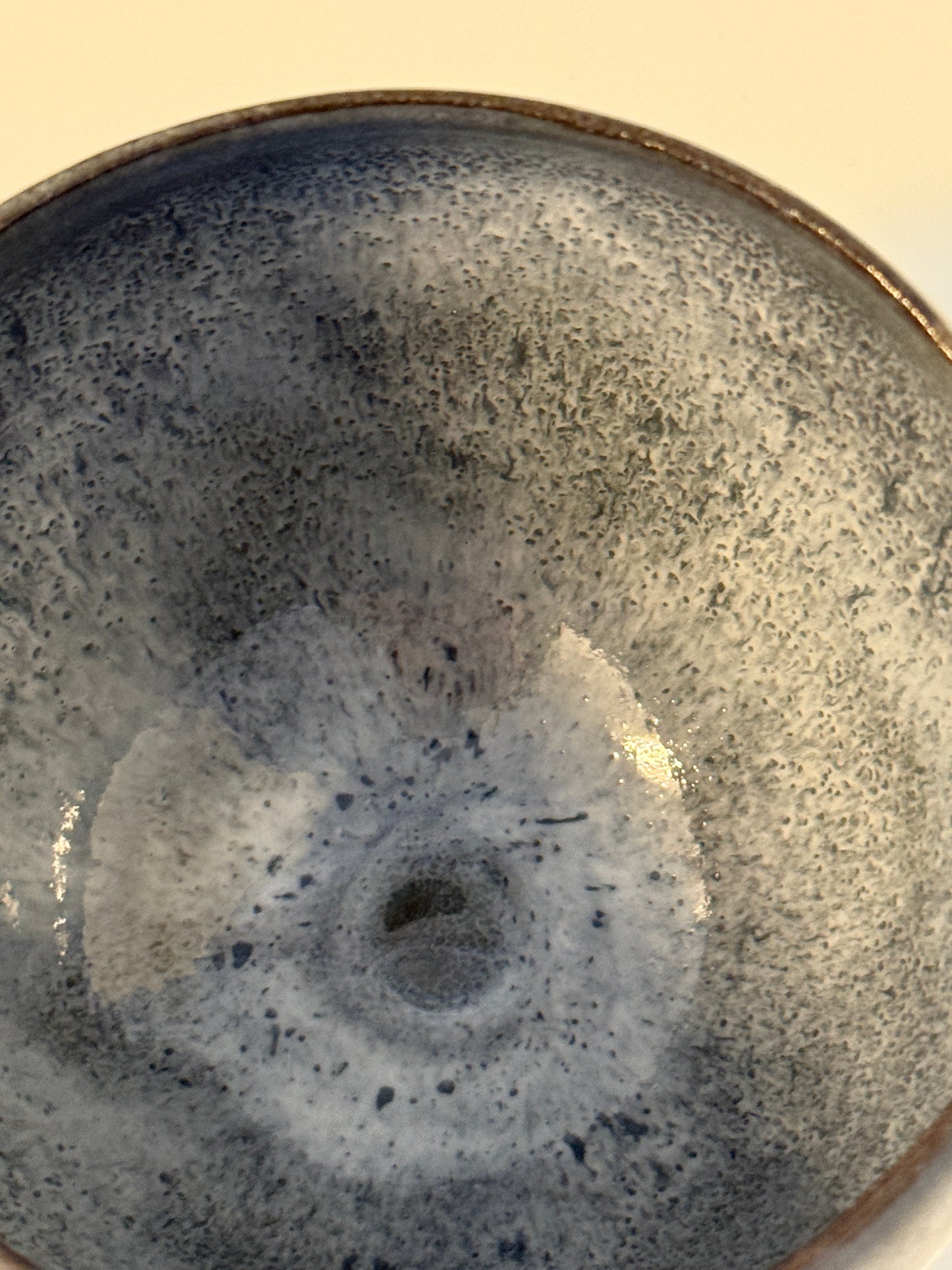 Handgemachte Becher glasiert in Blauweiß