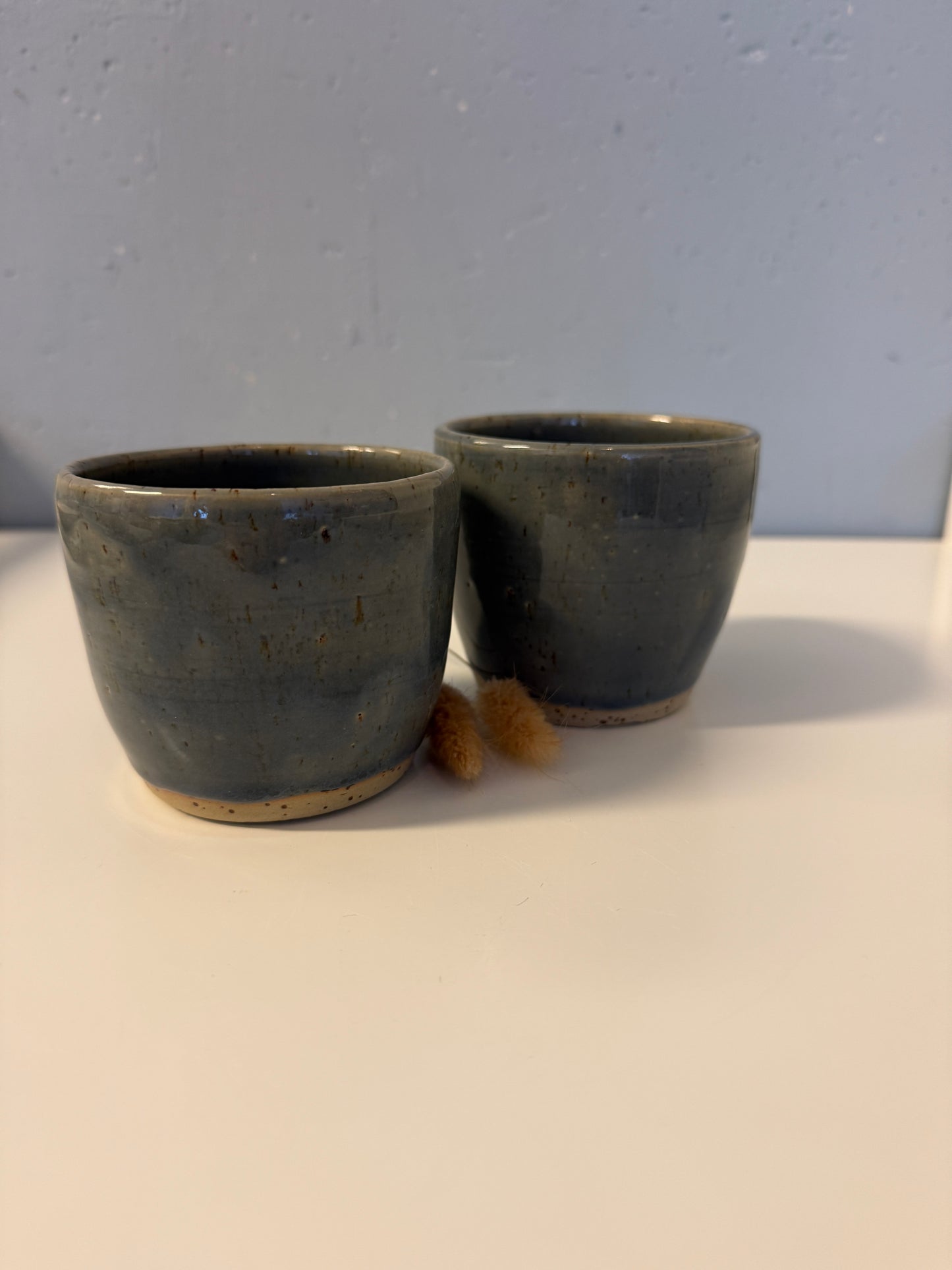 Handgemachte Becher in Topasblau