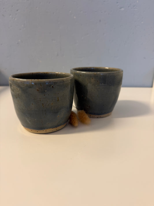Handgemachte Becher in Topasblau