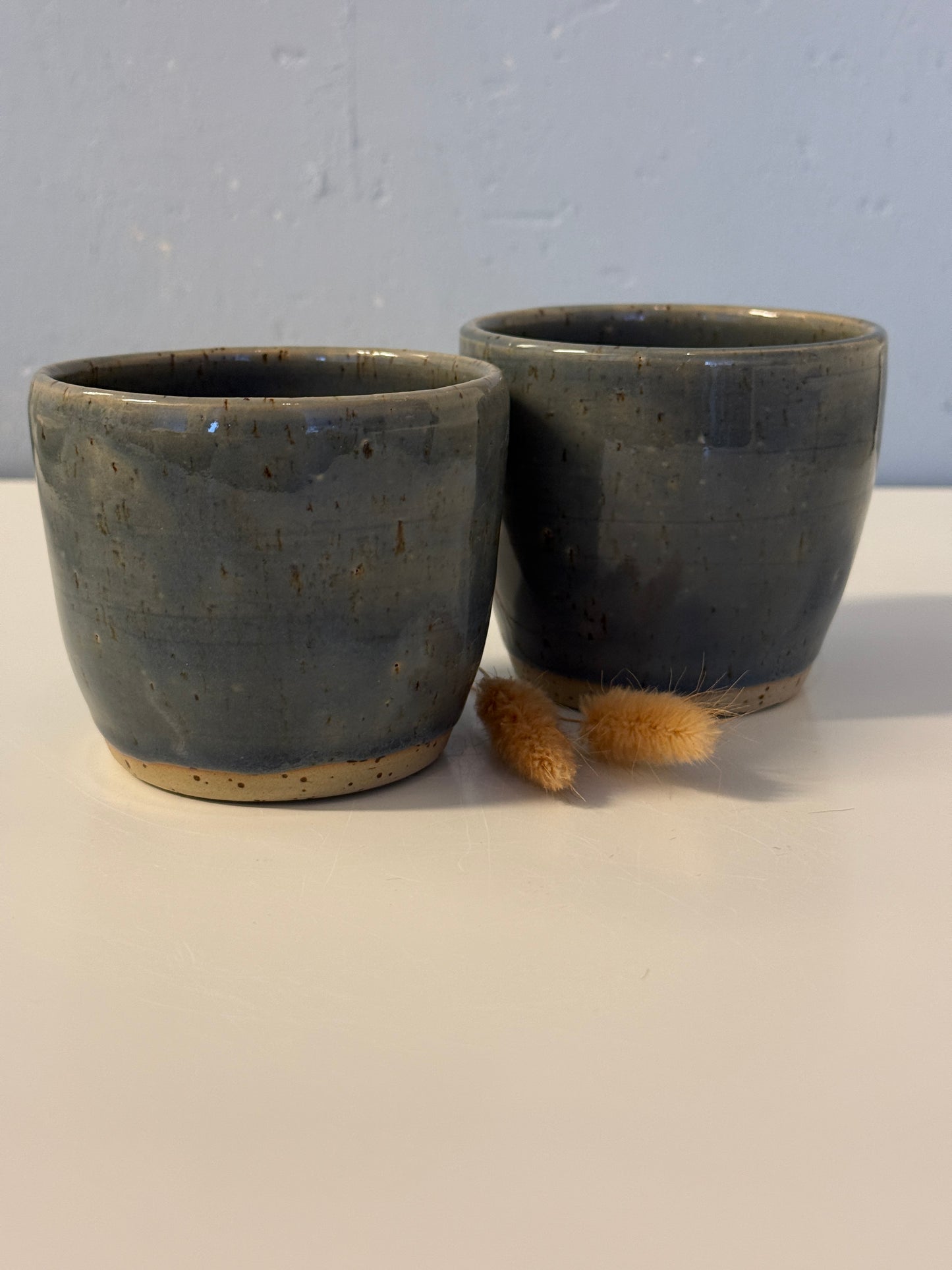 Handgemachte Becher in Topasblau