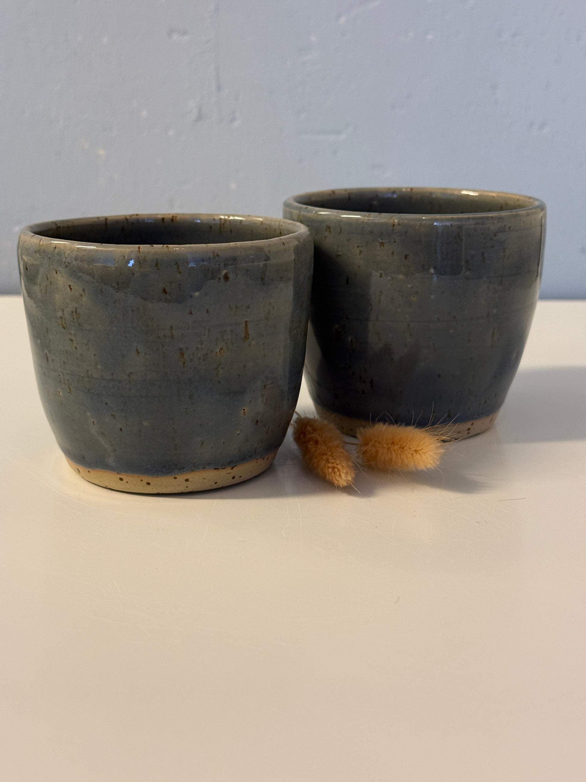 Handgemachte Becher in Topasblau
