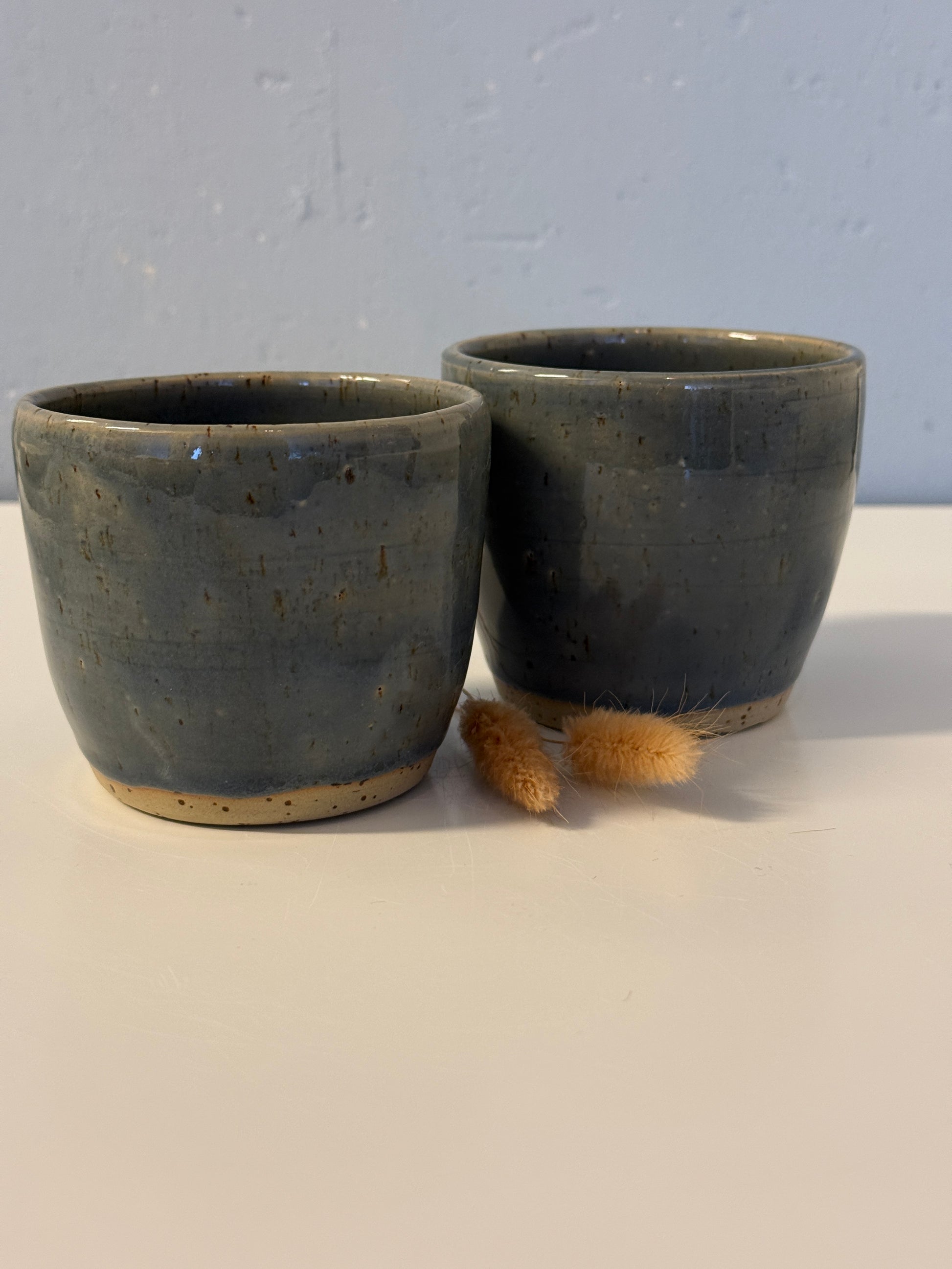 Handgemachte Becher in Topasblau