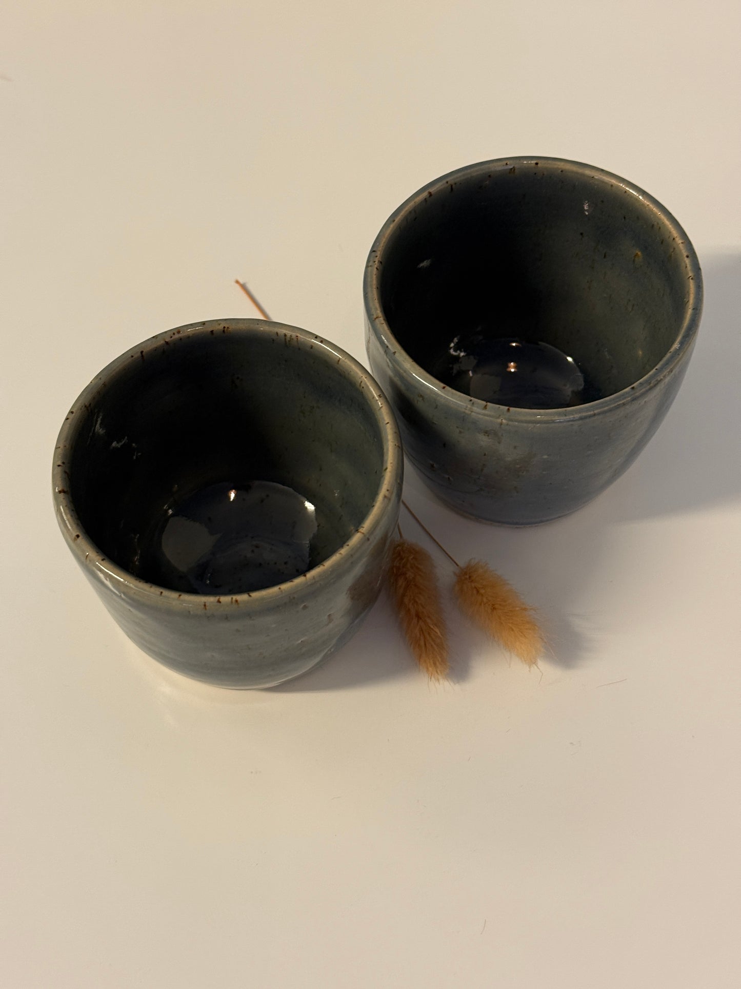 Handgemachte Becher in Topasblau