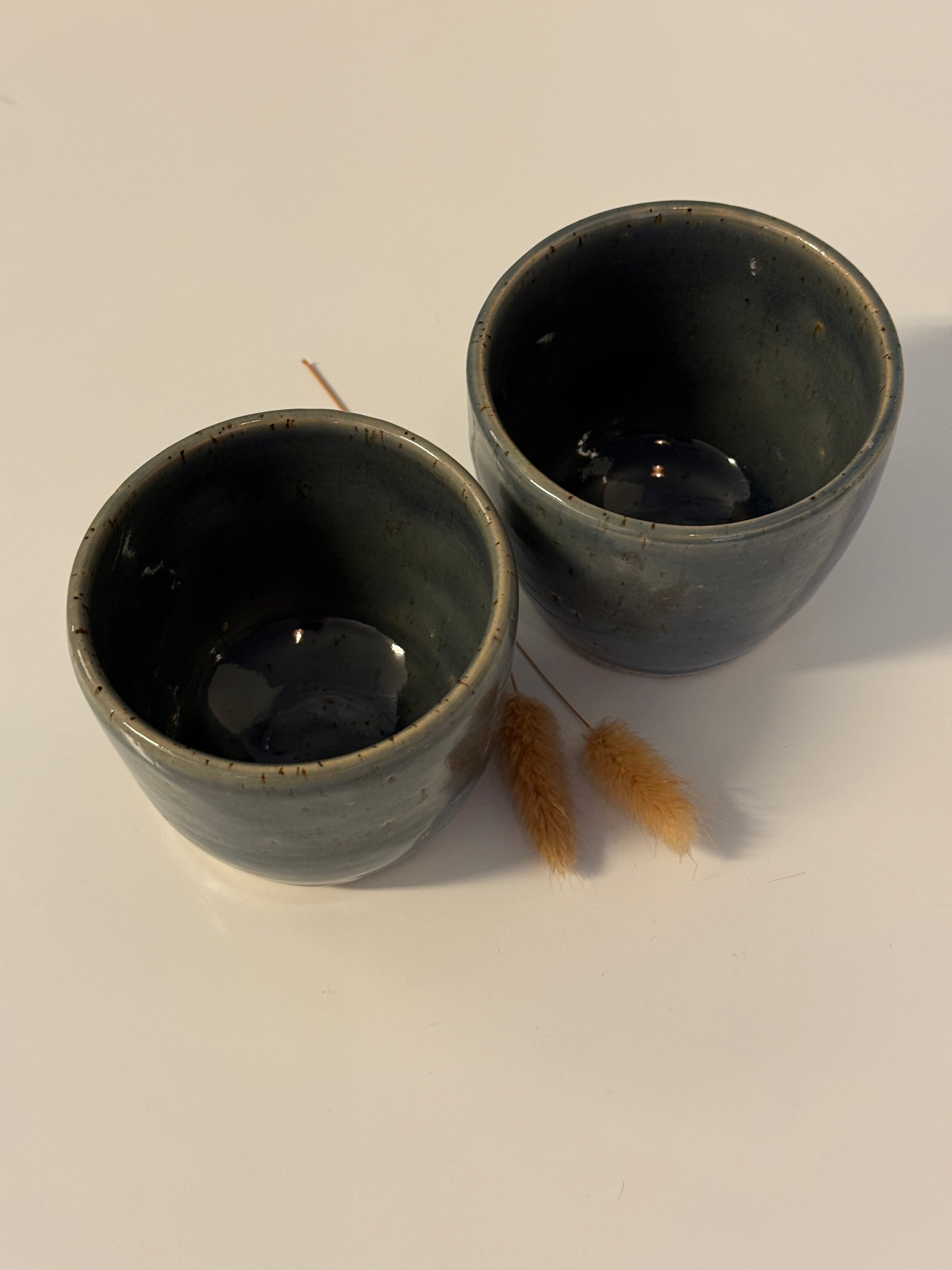 Handgemachte Becher in Topasblau