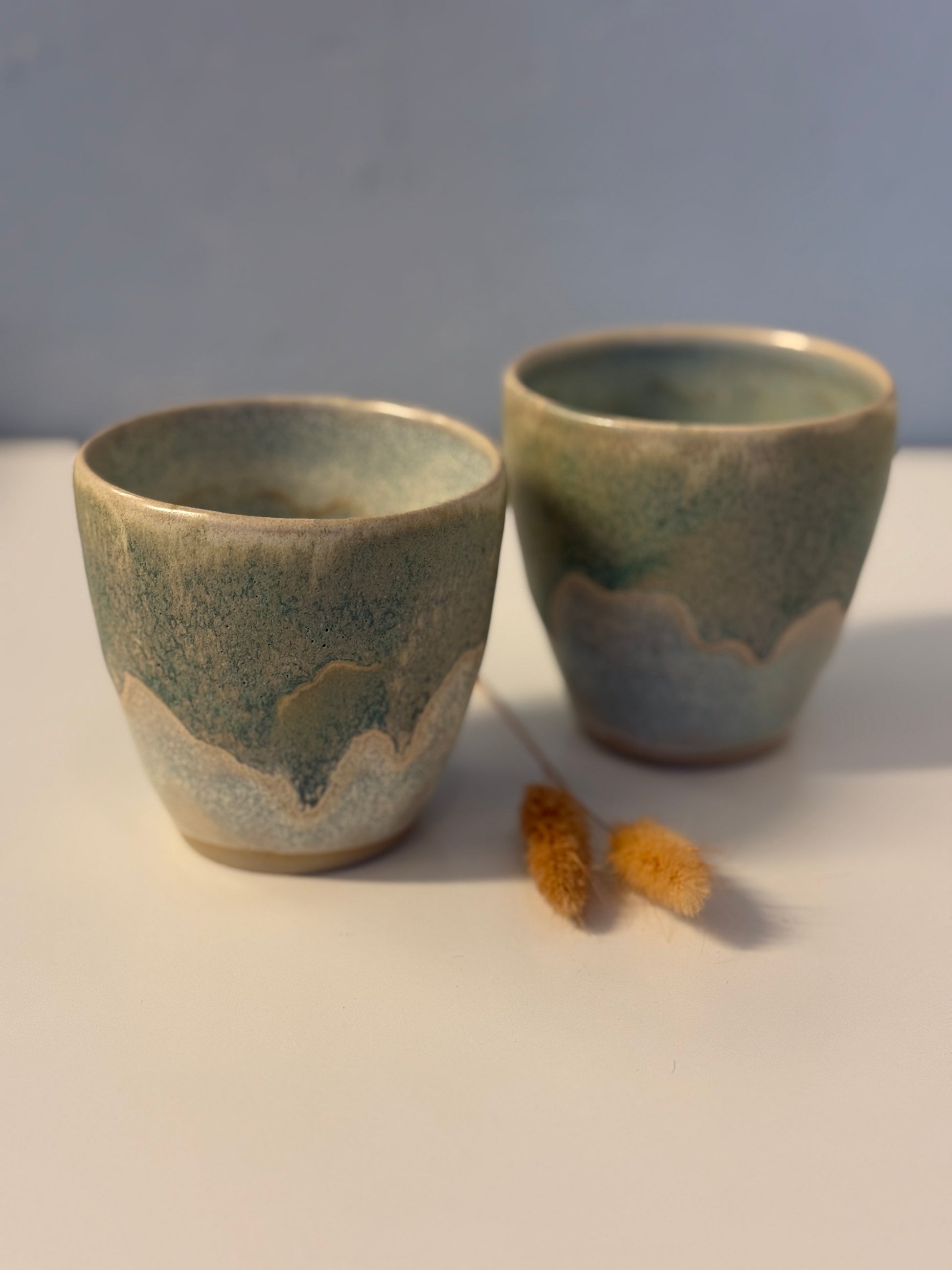 Handgemachte Becher glasiert in Eiskristall und Eukalyptus