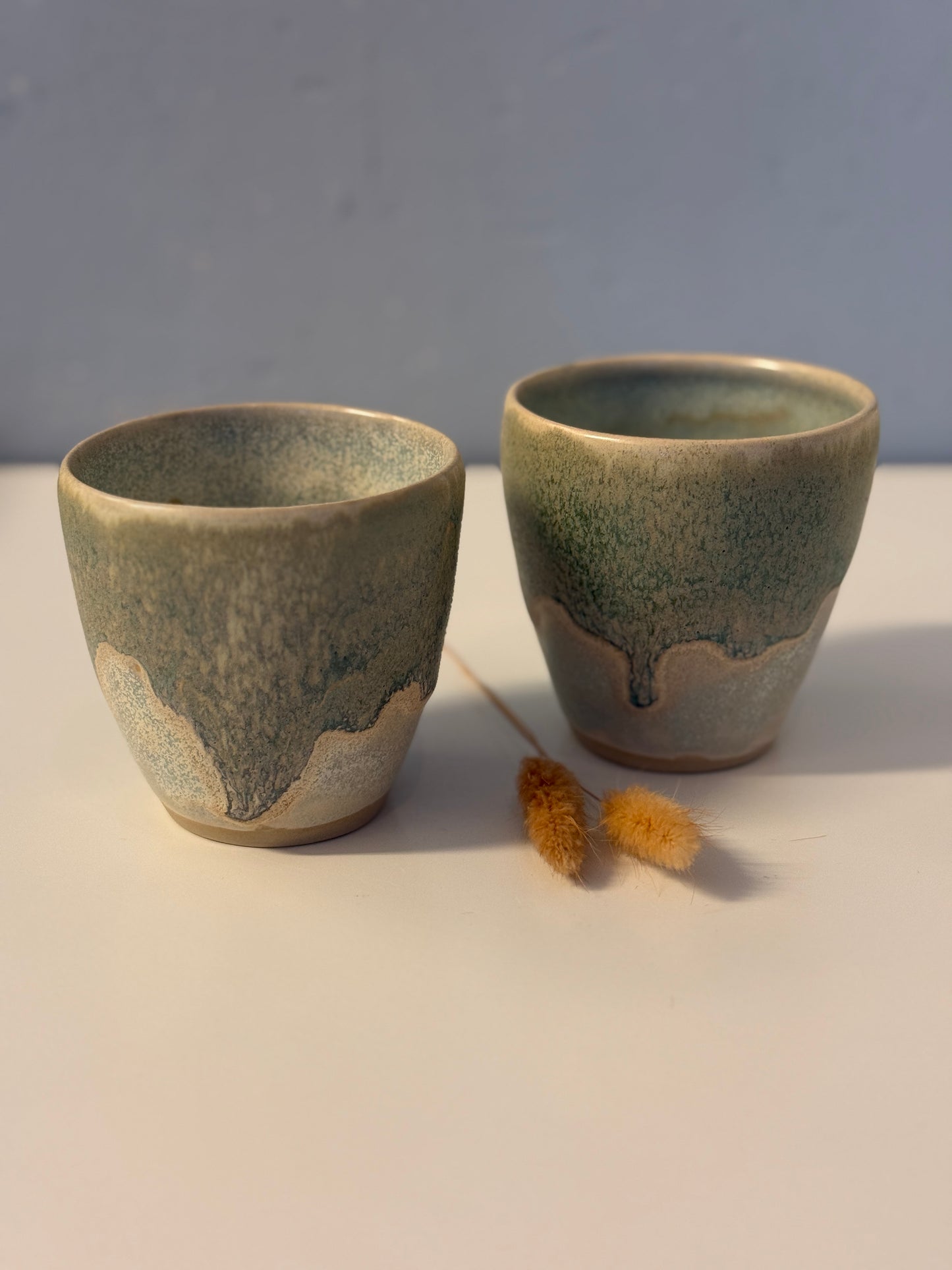 Handgemachte Becher glasiert in Eiskristall und Eukalyptus